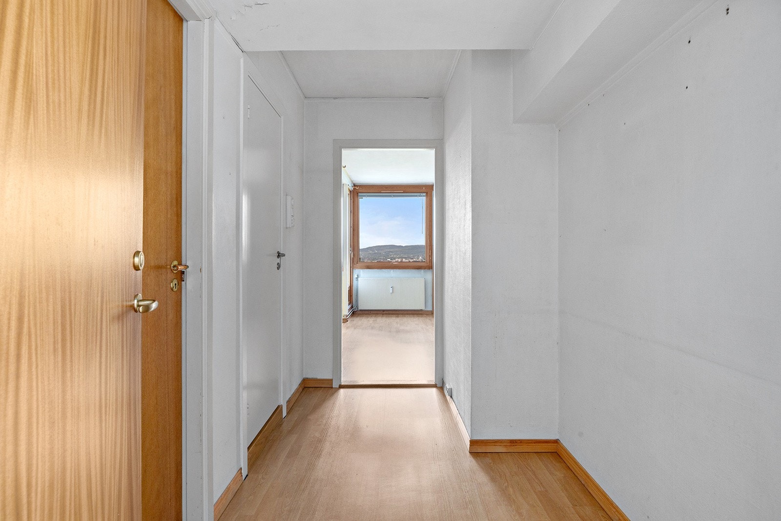 Entré/gang med plass til smal garderobe eller annet oppheng til ytterbekledning Galleribilde