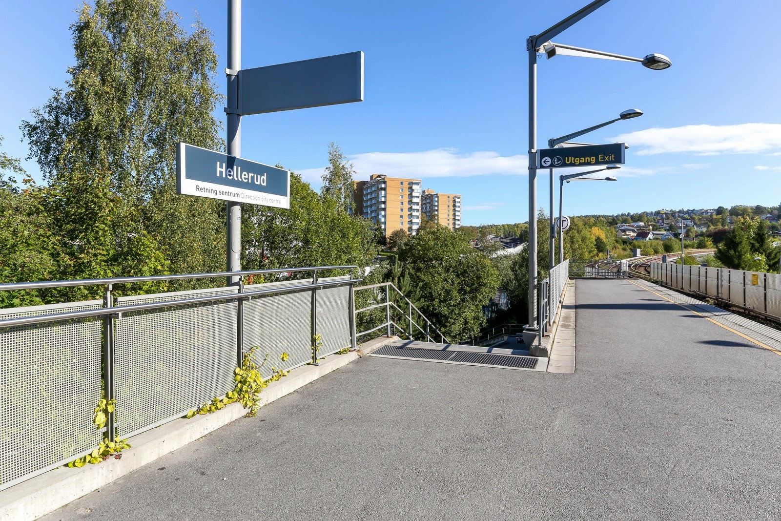 Hellerud T-bane med 2 linjer, med boretslaget i bakgrunnen. Galleribilde