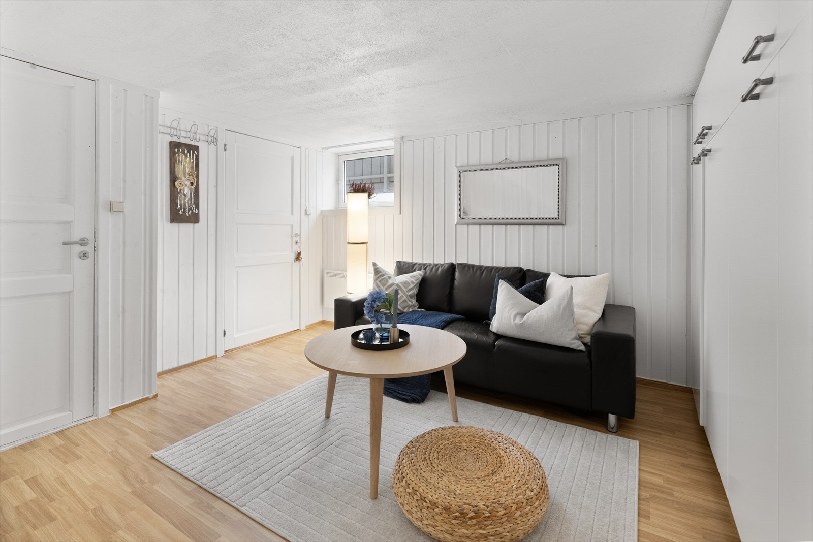 Boligens underetasje er blant annet innredet med kjellestue med god garderobe. Galleribilde