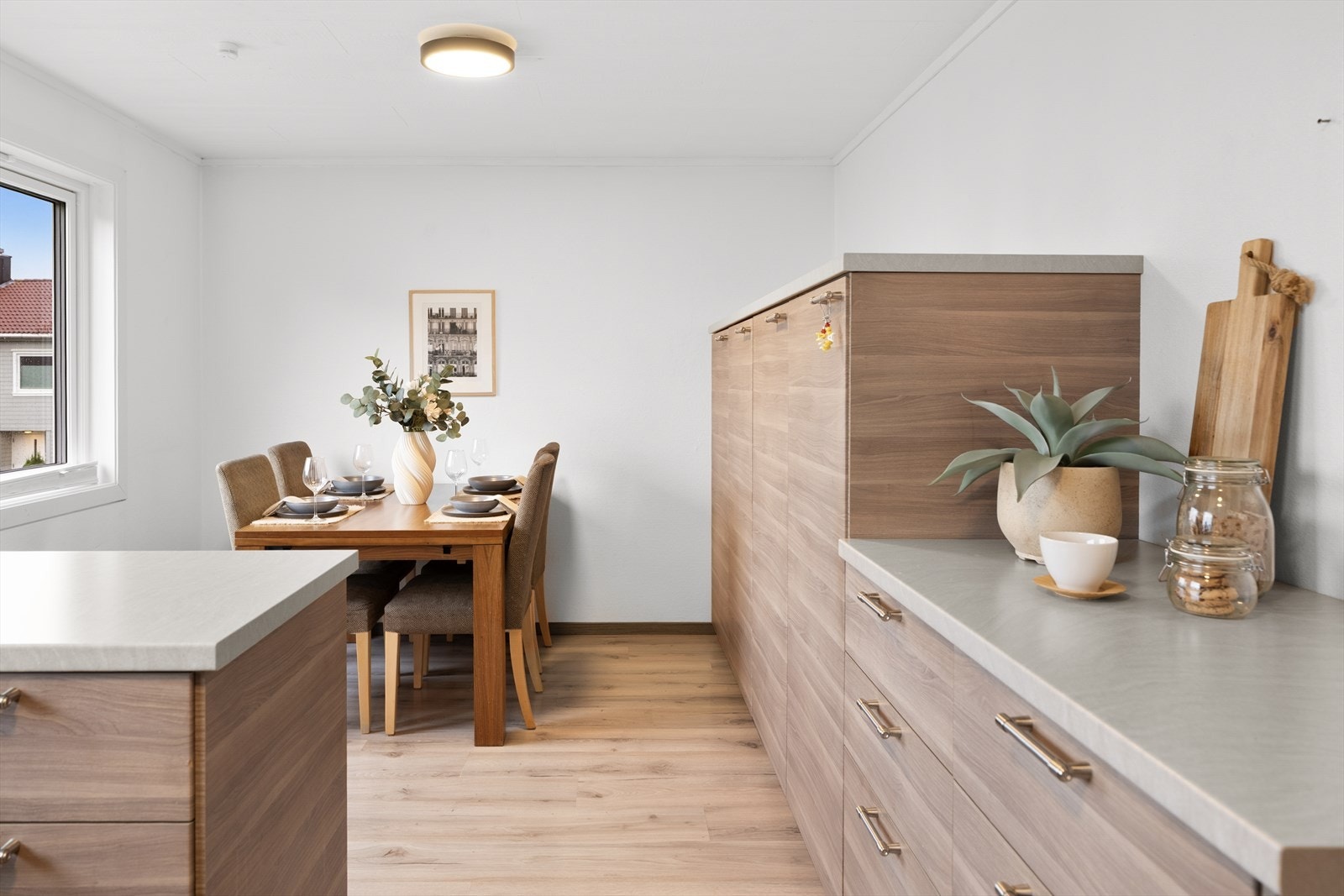 Pent laminatgulv i fint samspill med lysere overflater på vegg. Galleribilde