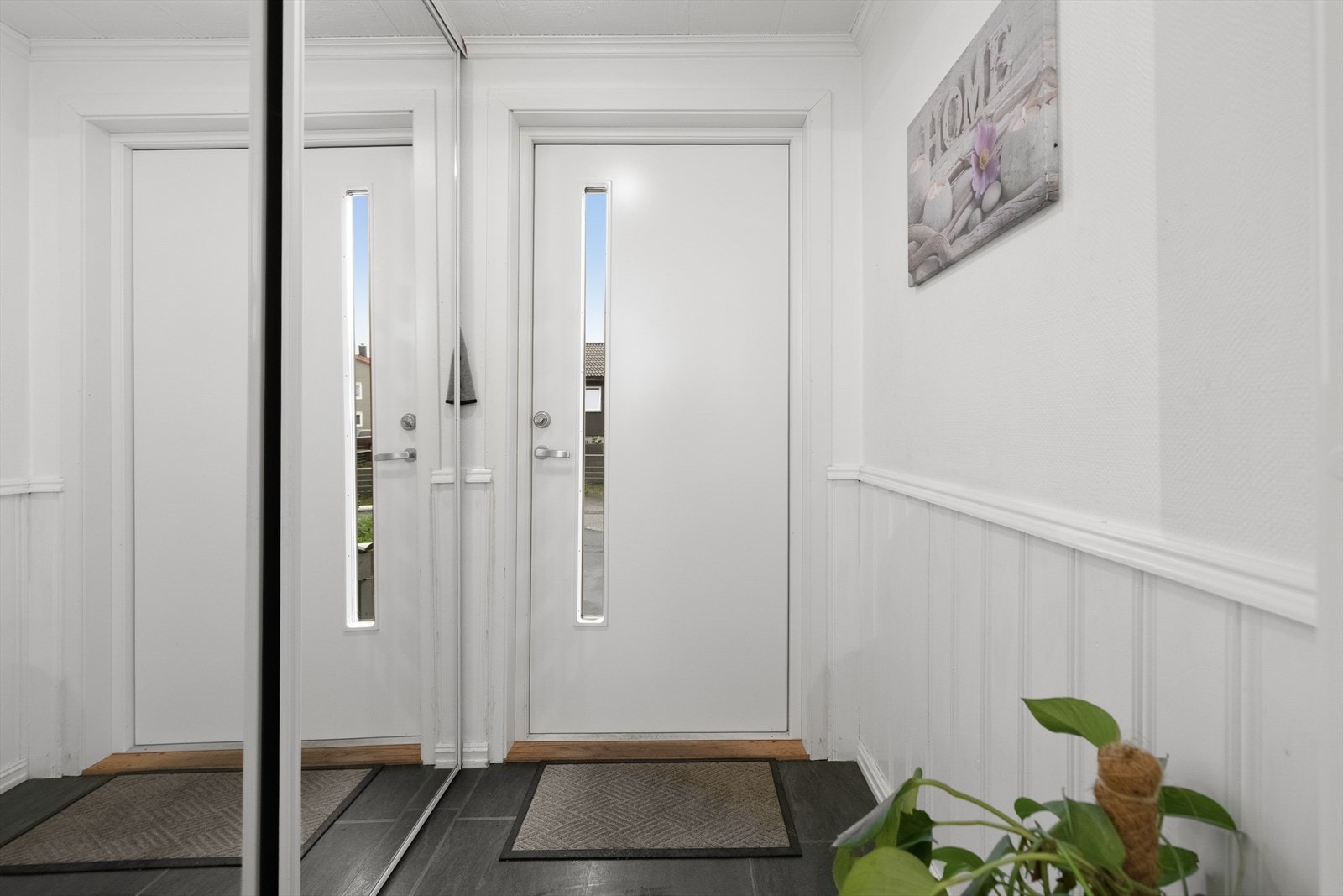 Velkommen inn! En ønskes velkommen inn i en lys og hyggelig entré. Her er det plass for gode garderobe- og opphengsløsninger for yttertøy. Galleribilde