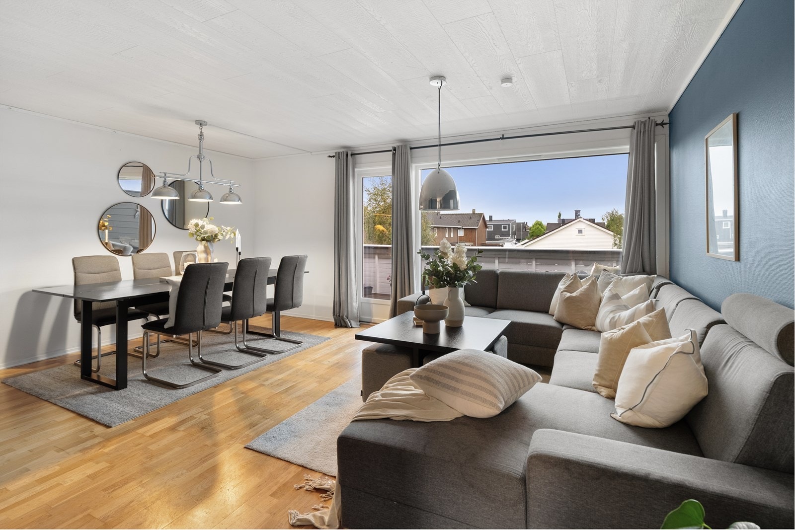 Stuen har store vindusflater som slipper inn godt med naturlig lys og gir rommet en lys og luftig følelse. Galleribilde