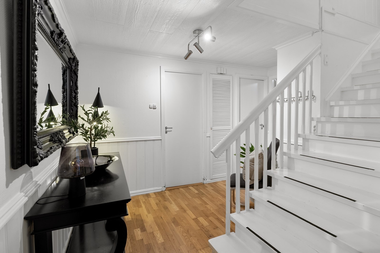 I 1. etasje finner man tre soverom, praktisk samlet i nærheten av baderommet. Soverommene har en fin plassering med kort vei til boligens øvrige funksjoner i etasjen. Galleribilde
