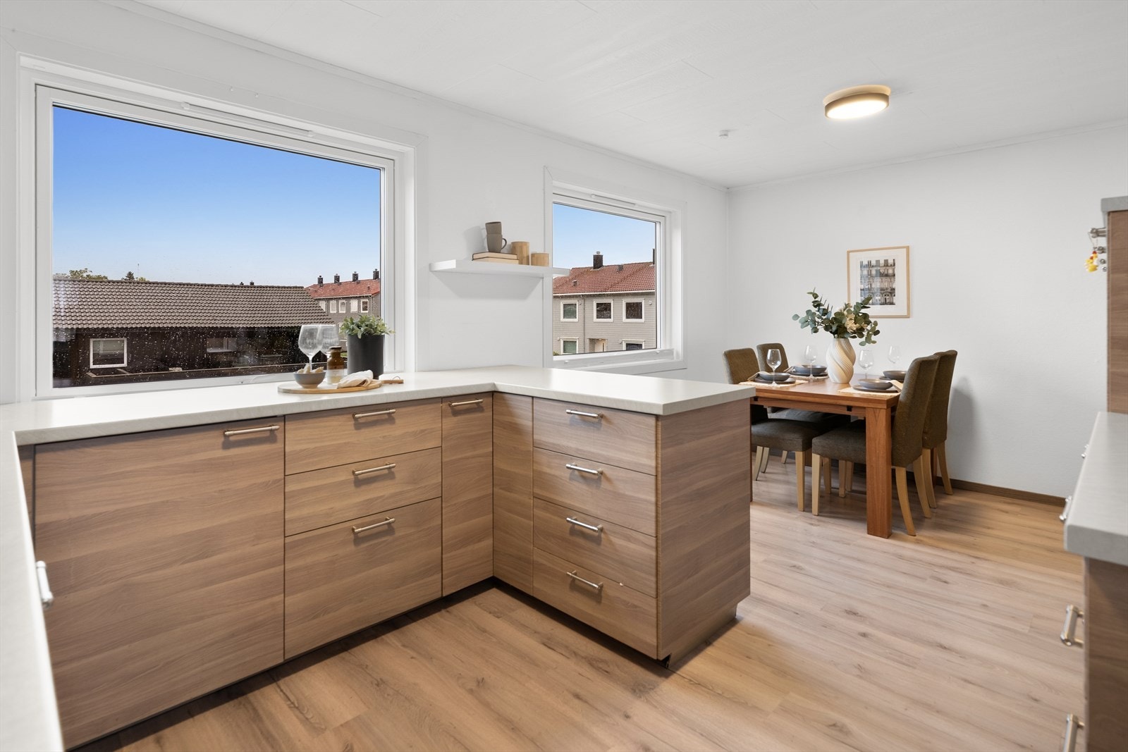God plass til spisebord på kjøkkenet dersom man ønsker en egen spiseplass her. Galleribilde