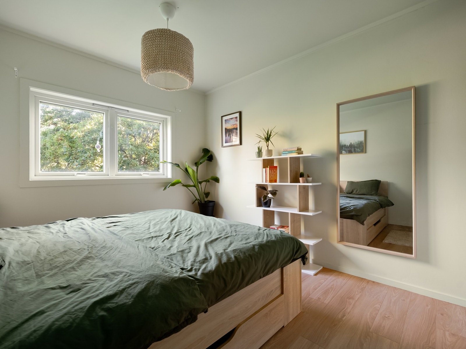 Rommet har plass til dobbeltseng, speil og hylle. Galleribilde