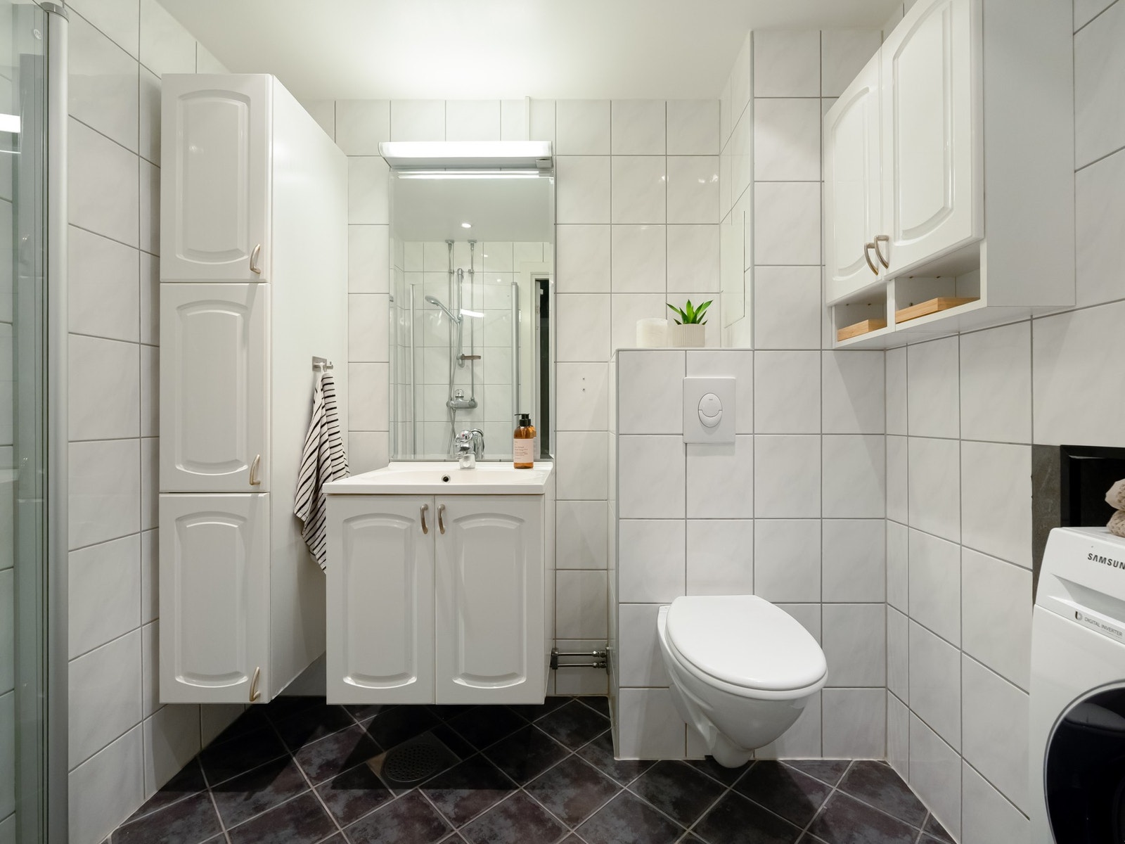 Badet ble pusset opp av borettslaget i 2012, og har fliser, gulvvarme og vegghengt toalett. Galleribilde
