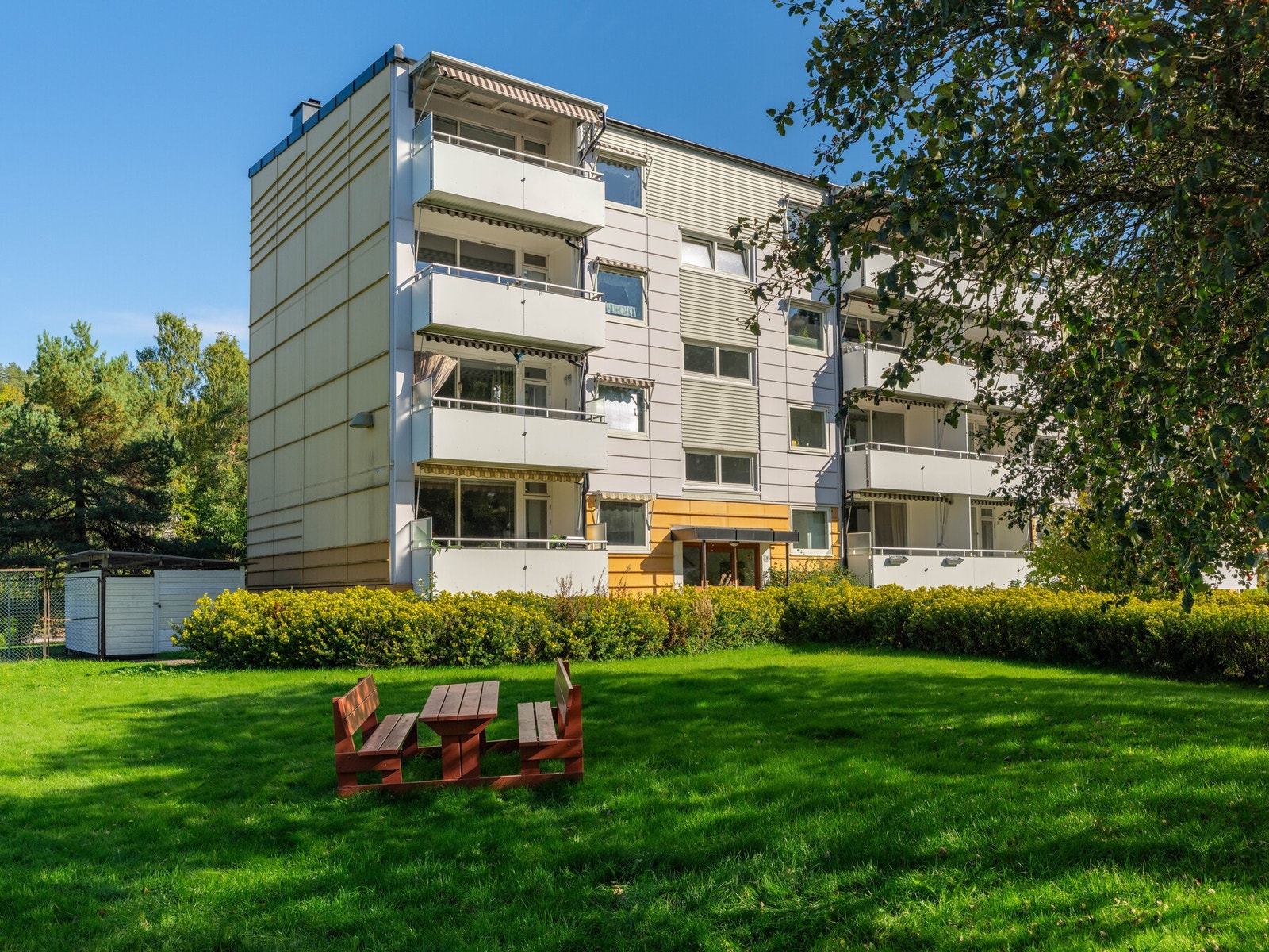 Rustad borettslag har store grøntområder, og Østmarka ligger rett i nærheten. Skiene kan du nesten ta på i trappen! Bogerud T-bane ligger ca. 4 minutter unna. Vi sees på visning! Galleribilde