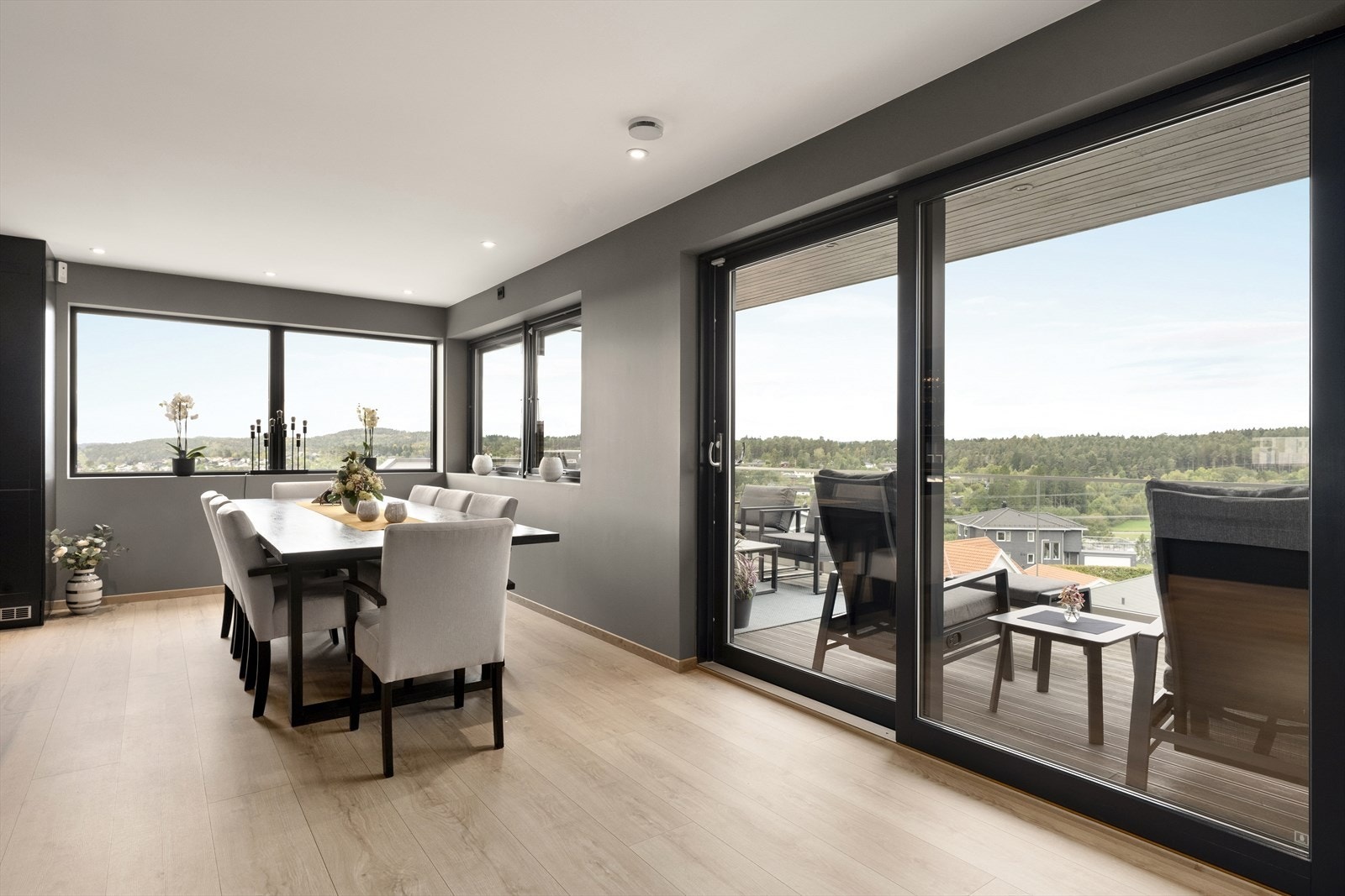 Utgang til veranda via skyvedør Galleribilde
