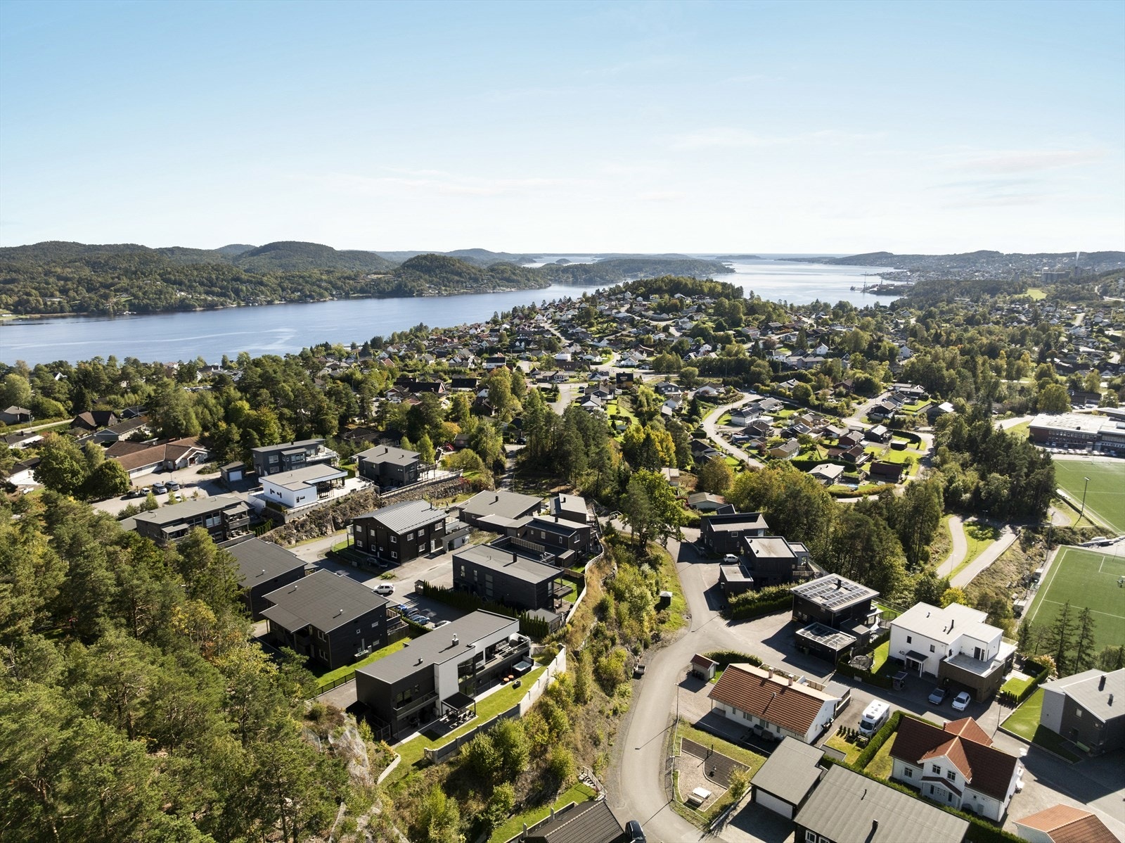 Vakre rekreasjonsområder i nærområdet med turstier/lysløype og kort vei til sjøen med badestrand og båthavn badeplasser Galleribilde