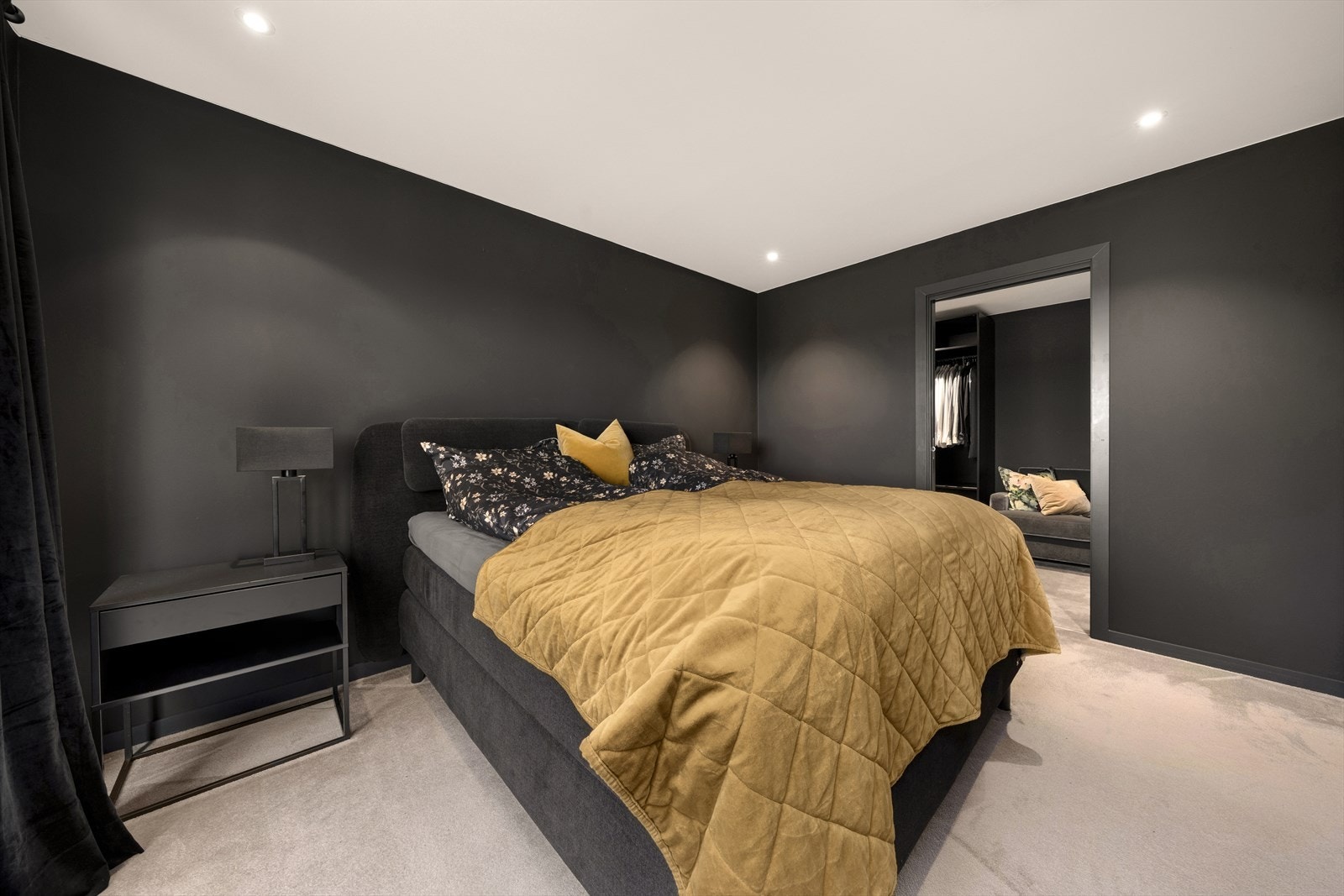Fra hovedsoverommet er det direkte inngang til eget walk-in-closet Galleribilde
