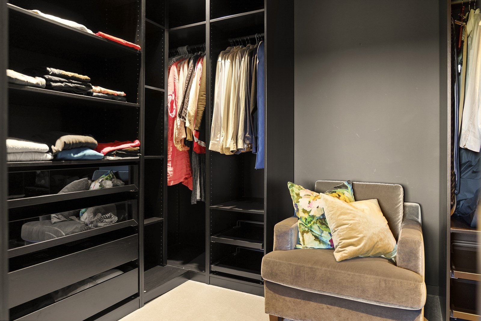 Walk-in closet Galleribilde