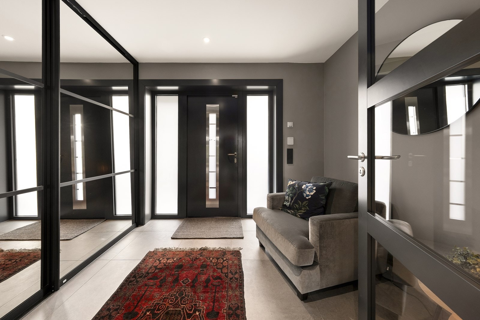 Fra hyggelig overbygget inngangsparti kommer du inn i en flott og lys entré. Romslig skyvedørsgarderobe med speilfronter Galleribilde