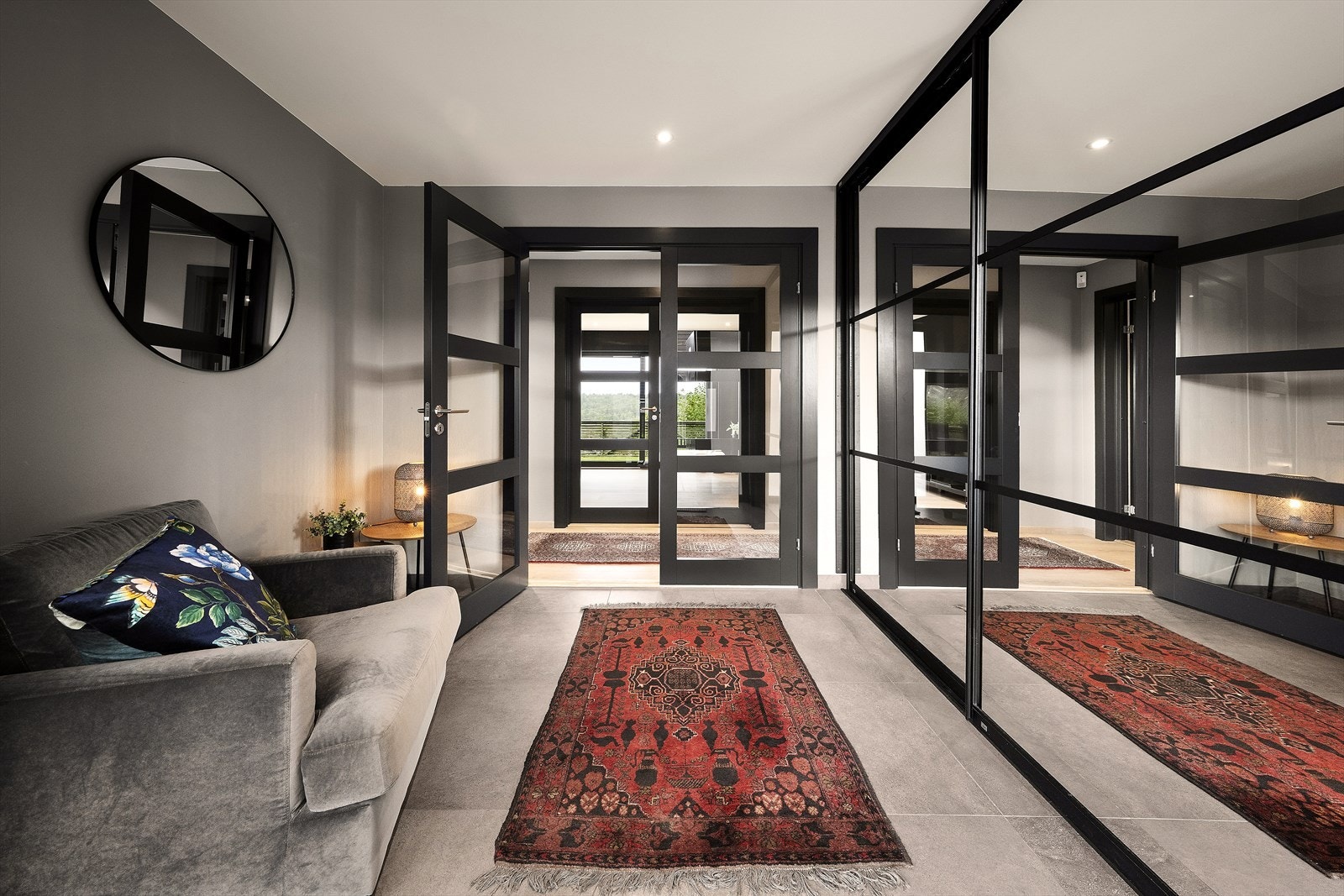 Fra entré kommer du videre inn i hall med flislagt gulv. Hallen er også innredet med romslig skyvedørsgarderobe Galleribilde