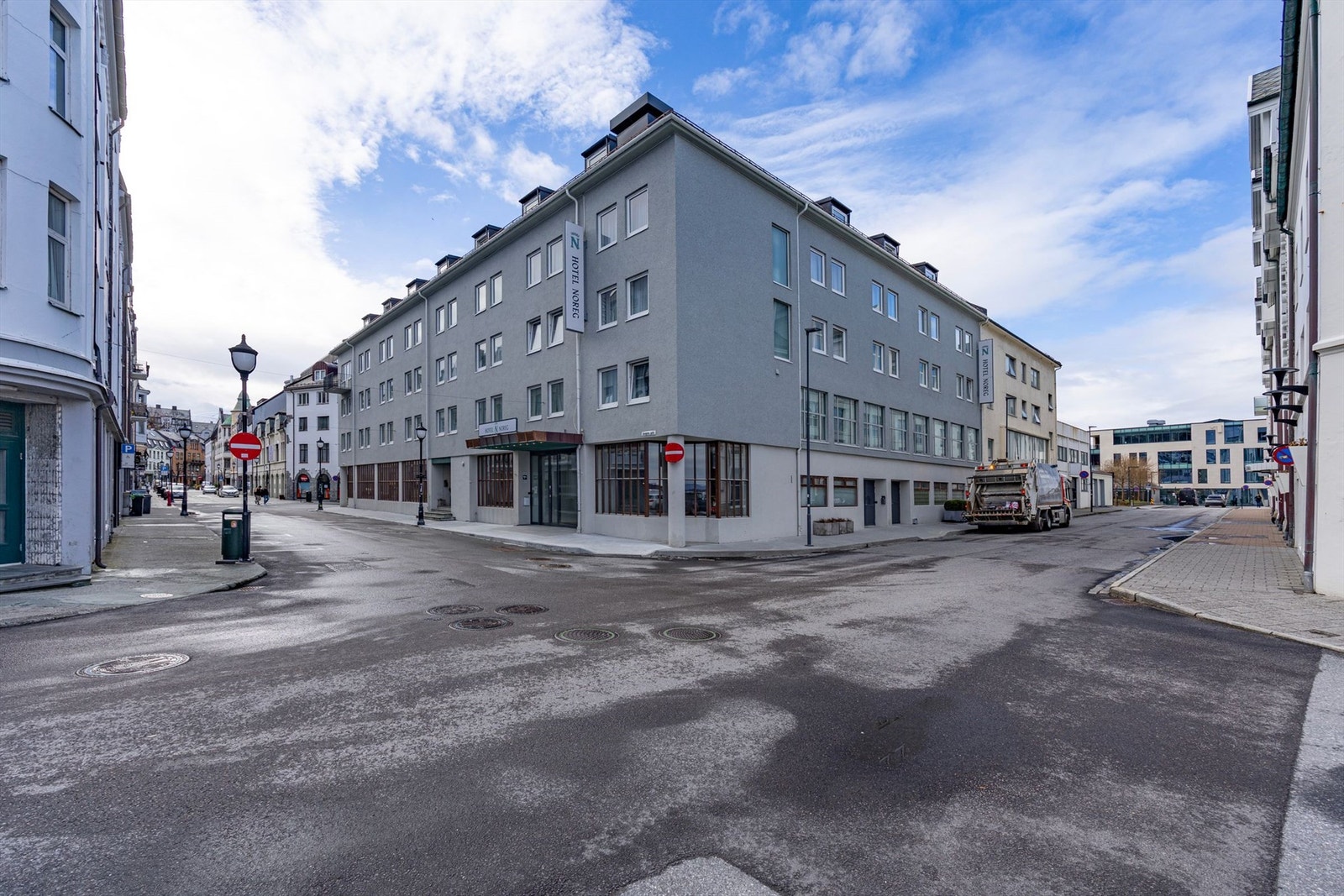 Her bor du med byens servicetilbud, kaféer, restauranter og øvrige fasiliteter like utenfor døren. Velkommen til visning - husk visningspåmelding! Galleribilde