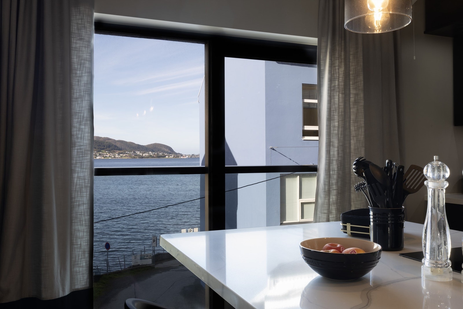 En stor skyvedør leder ut til fransk balkong, hvor den flotte havutsikten kan nytes. Galleribilde