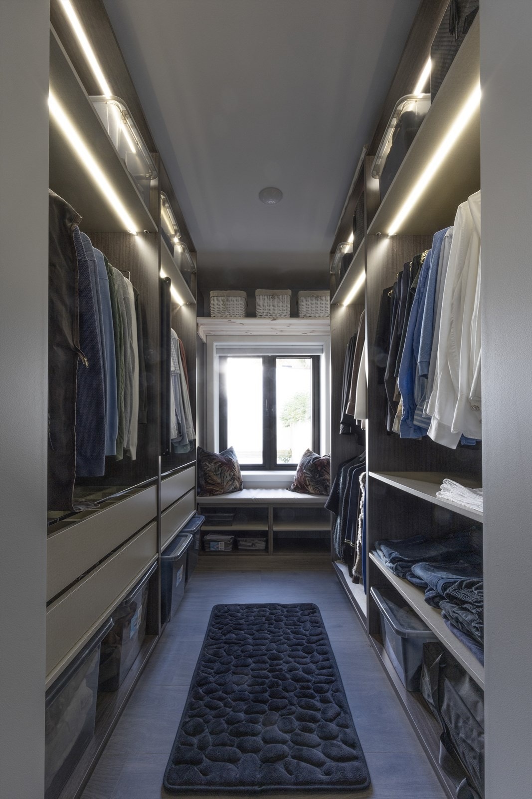 tilhørende walk-in-closet som sørger for rikelig med oppbevaringsplass. Galleribilde