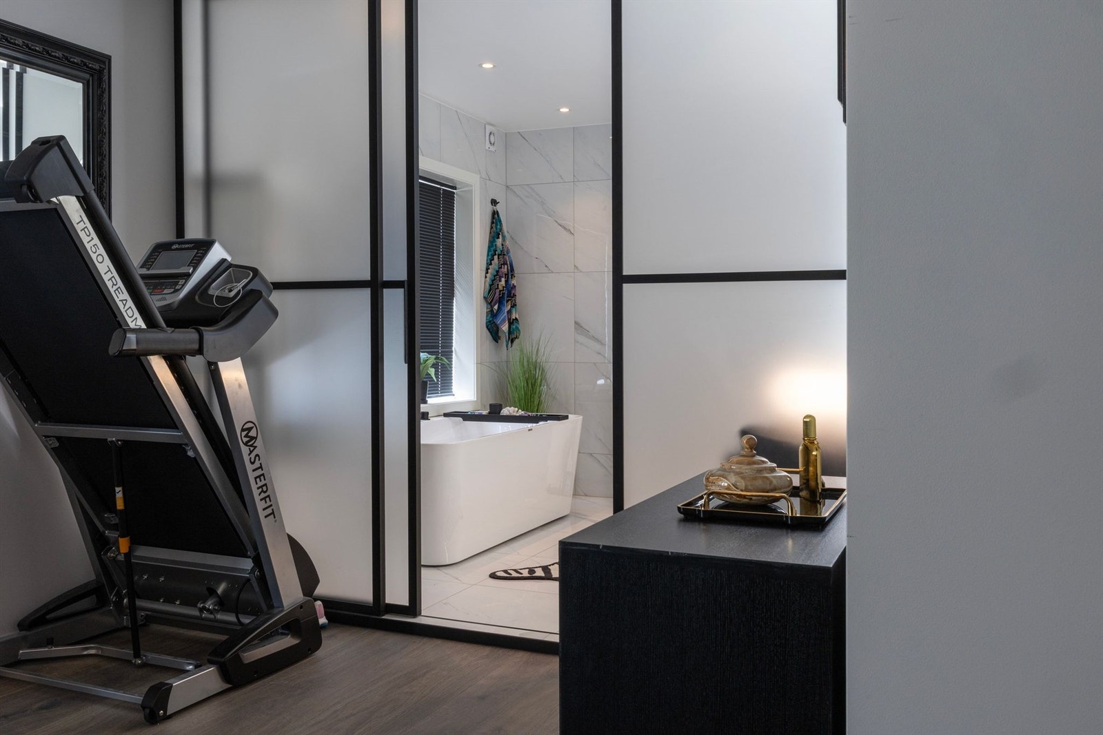 Bad og soverom er elegant adskilt med glassvegger, noe som gir et moderne og eksklusivt uttrykk. Galleribilde