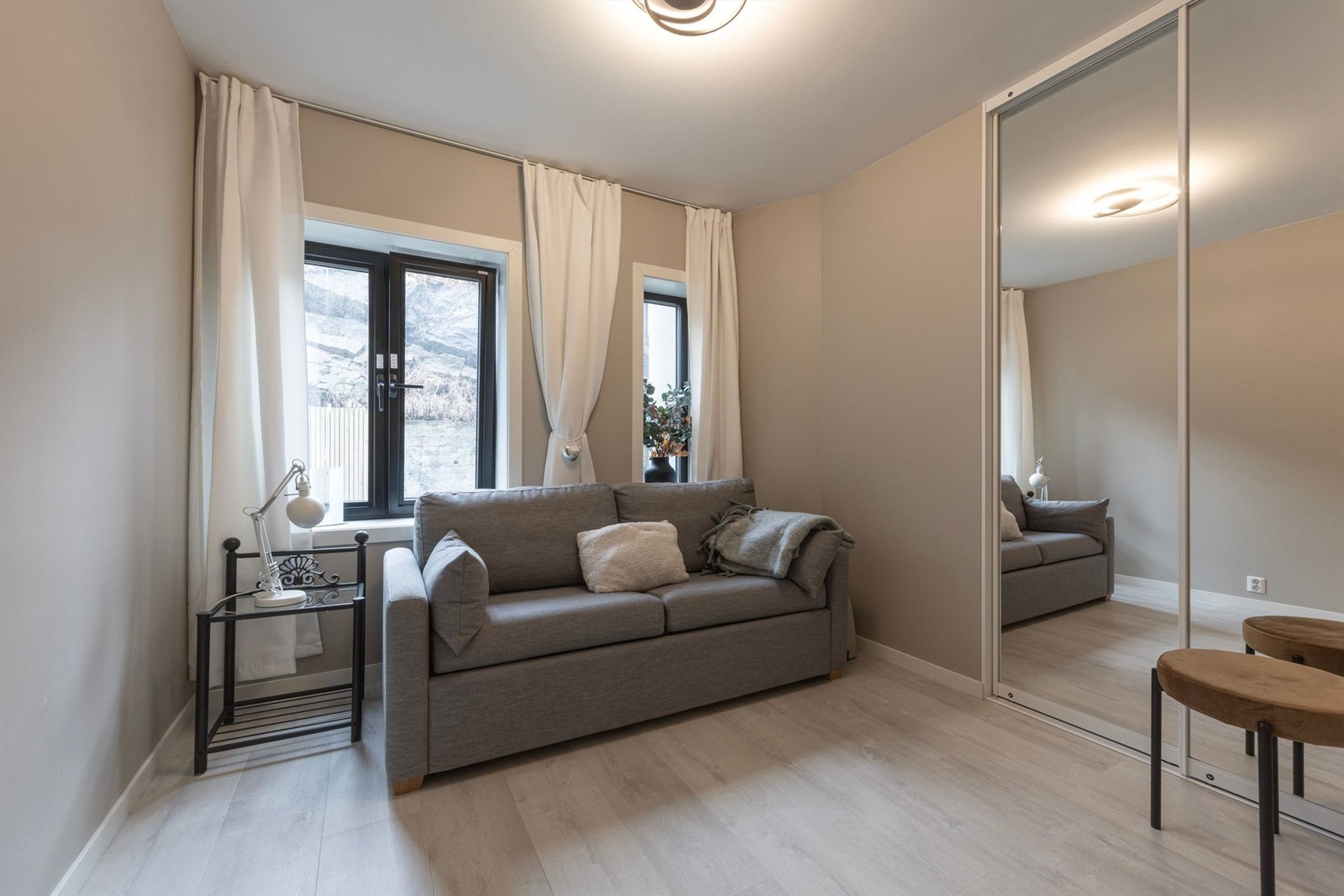 Soverom 2 er romslig og har god plass til ønsket sengestørrelse. Rommet er utstyrt med en stor skyvedørsgarderobe som gir gode oppbevaringsmuligheter. Galleribilde