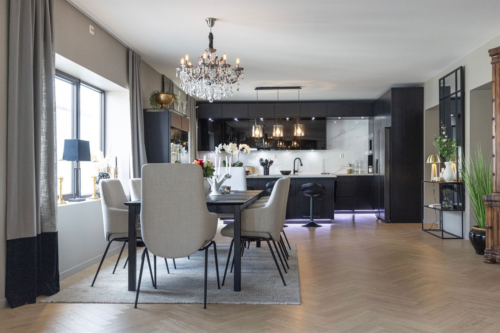 God plass til en romslig spisegruppe i naturlig tilknytning til kjøkkenet, perfekt for både hverdagsmåltider og hyggelige sammenkomster. Galleribilde