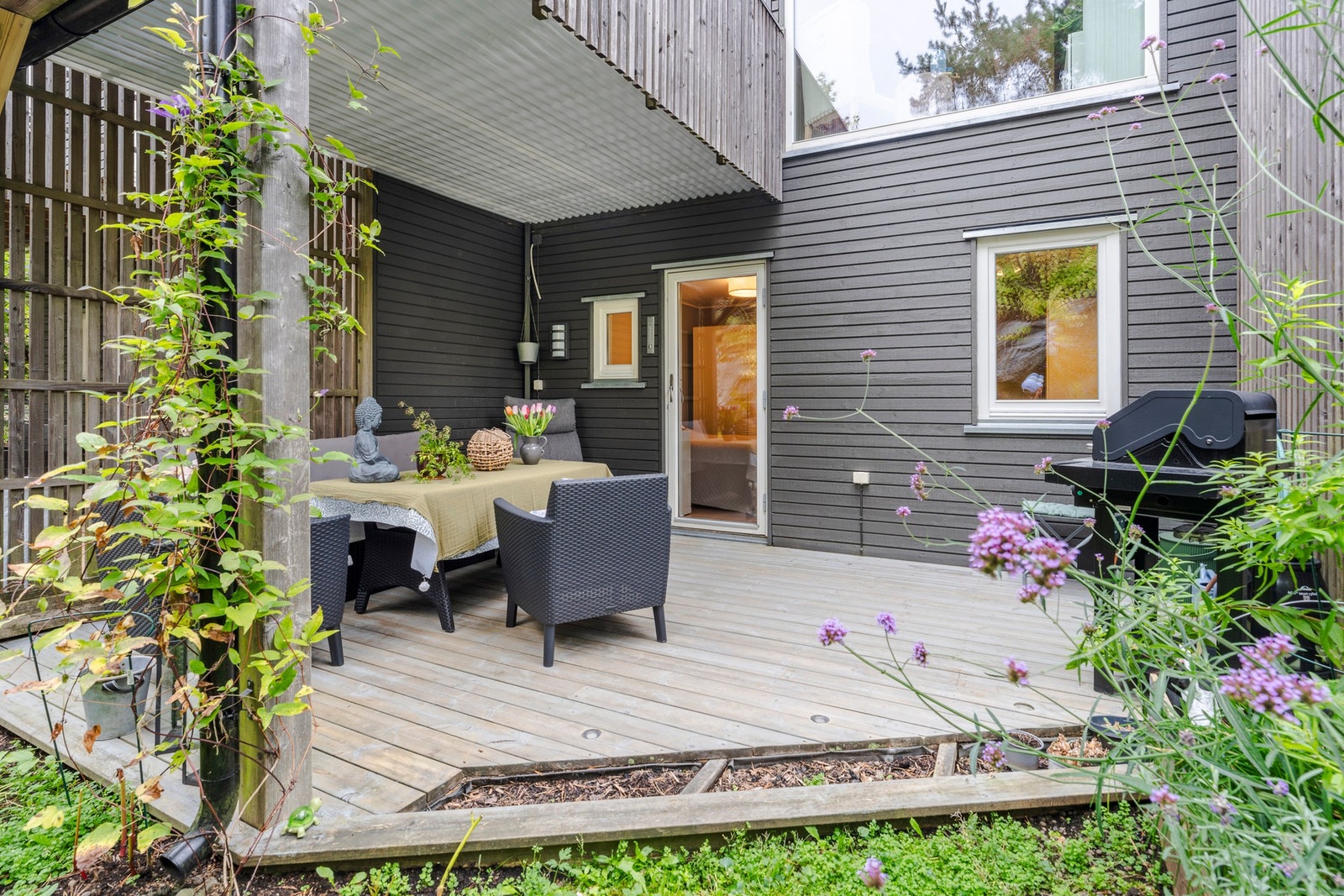 Velkommen til Oksval Terrasse 36C - et innbydende rekkehus med to uteplasser, to soverom, garasjeplass med elbillader og en herlig, skjermet beliggenhet. Foto: Galleribilde