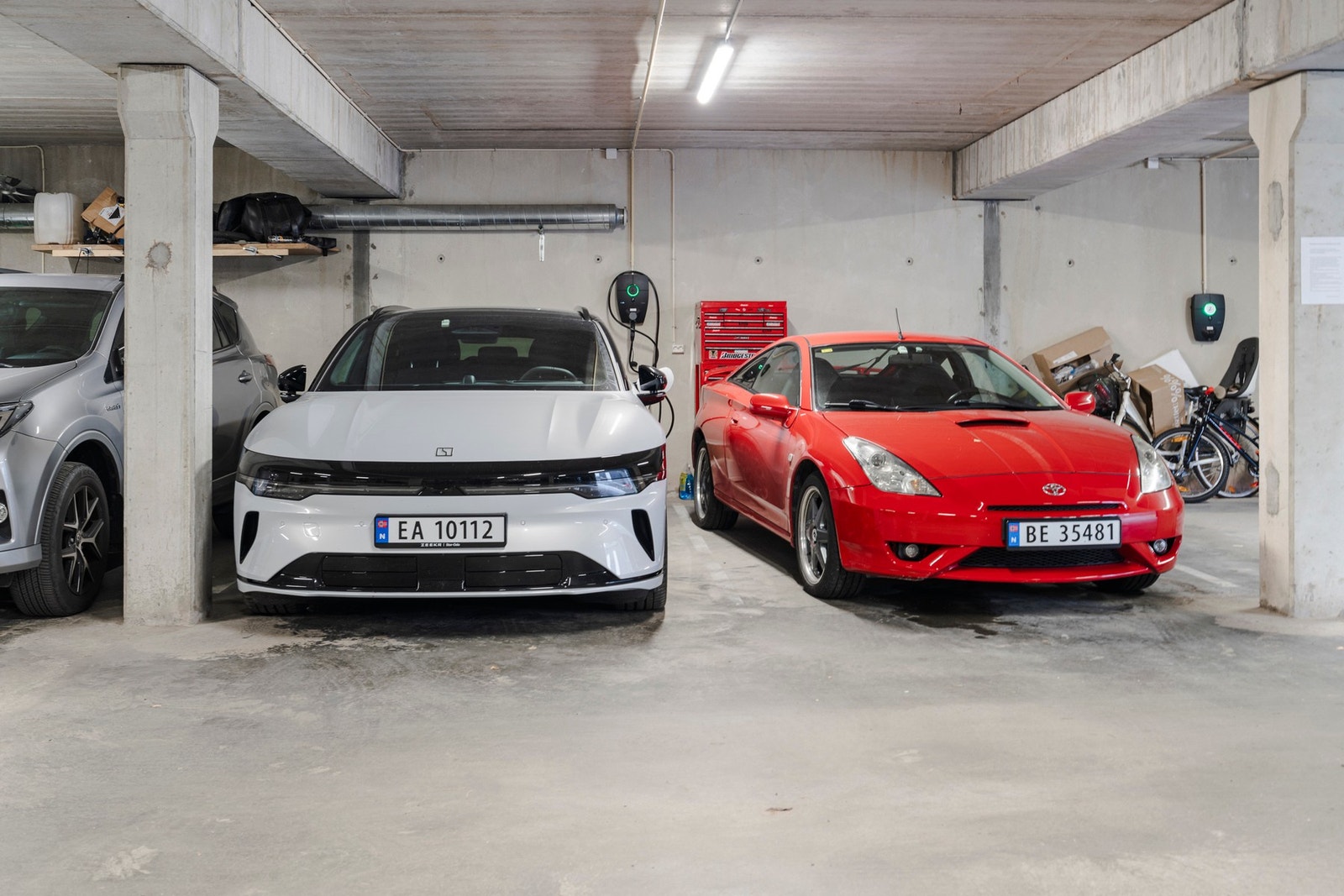 Bilen får ikke bare tak over hodet - parkeringsplassen har også Zaptec Pro-lader fra 2025. Galleribilde