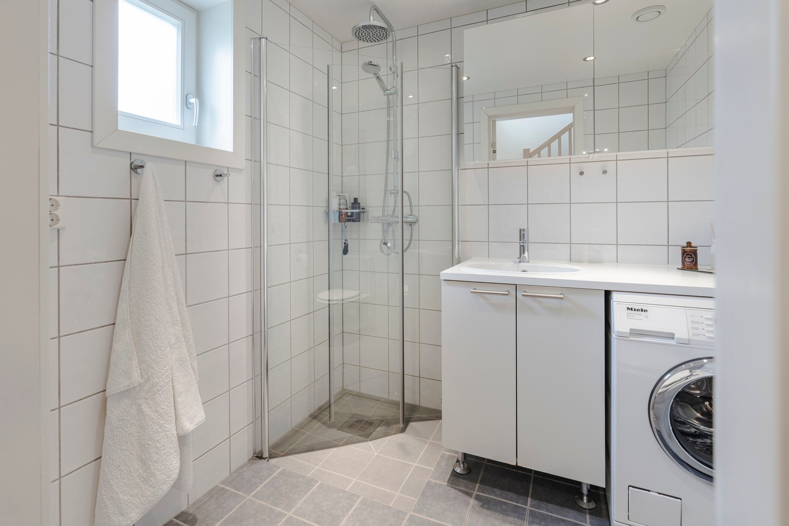 Flislagt gulv med elektrisk varme gjør badet ekstra behagelig - særlig på kjølige morgener. Galleribilde