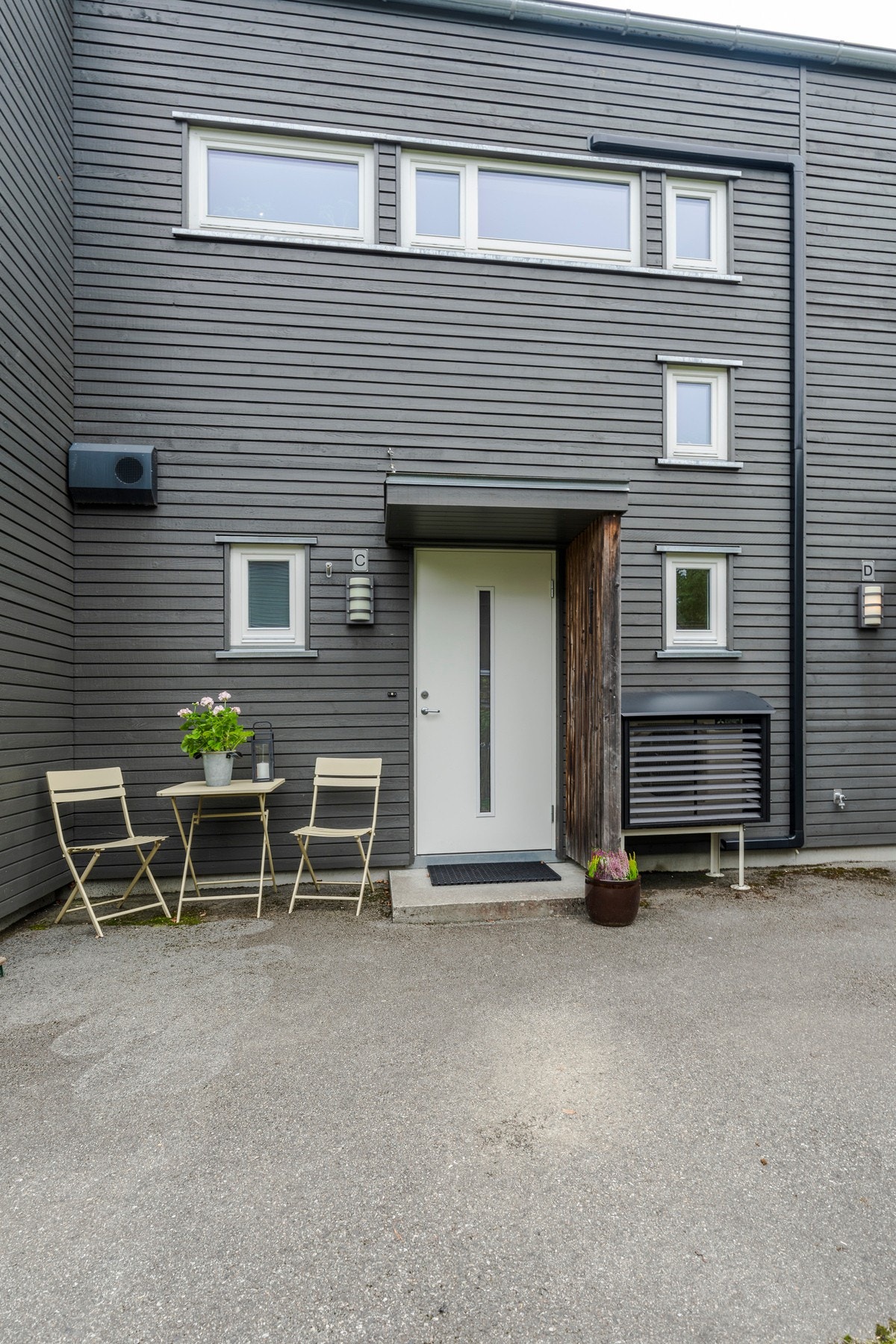 Velkommen hjem! Rekkehuset er fra 2011 og byr på 62 m² BRA-i smart fordelt over to plan. Galleribilde