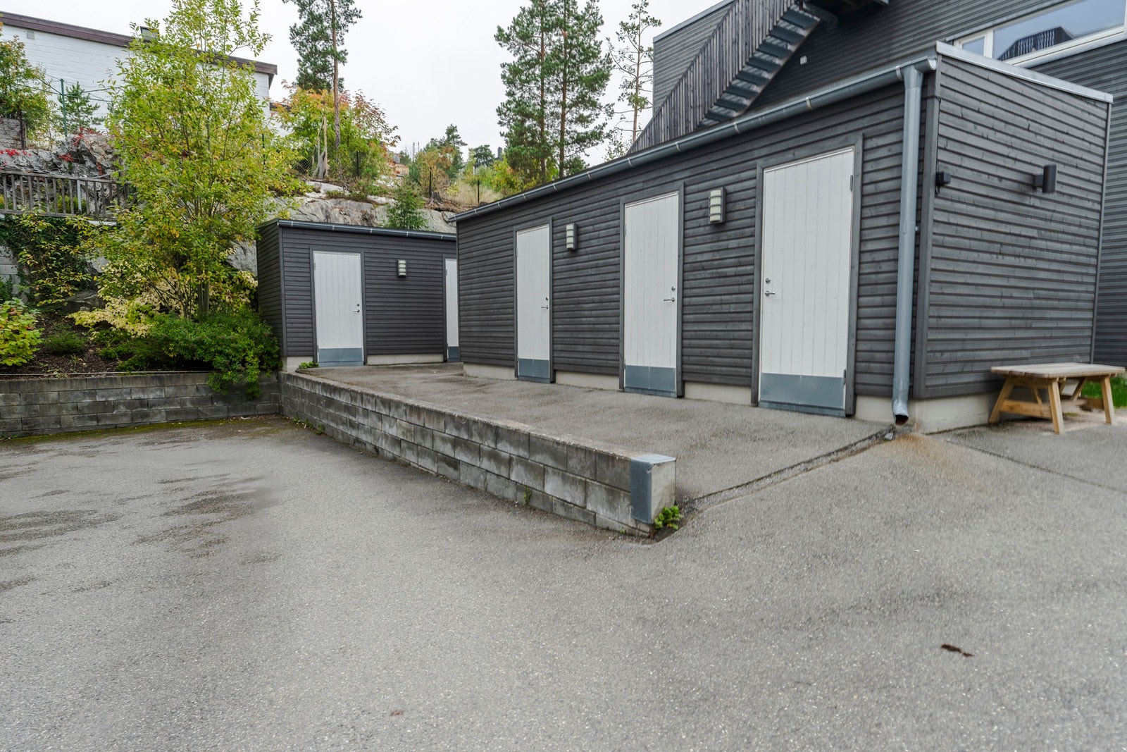 Den eksterne boden på ca. 5 m² gir verdifull ekstra oppbevaringsplass ved garasjeanlegget. Galleribilde