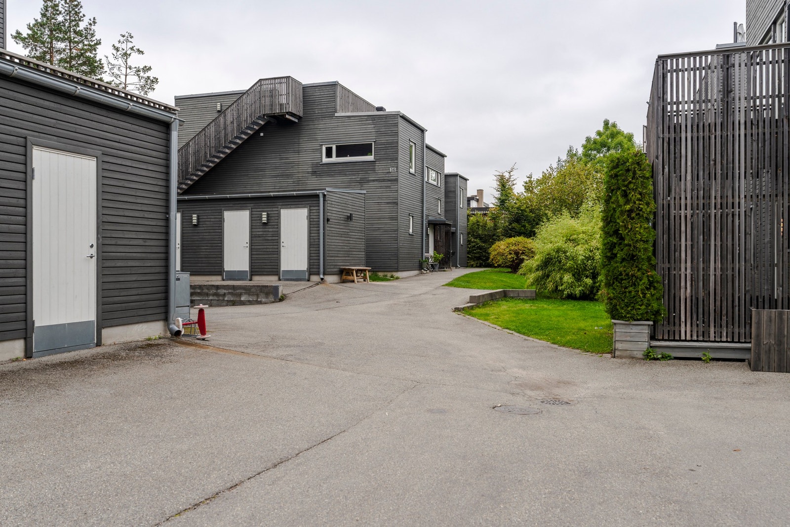 Her bor du tilbaketrukket i et rolig område som selger trekker frem for gode solforhold og lite trafikk. Galleribilde