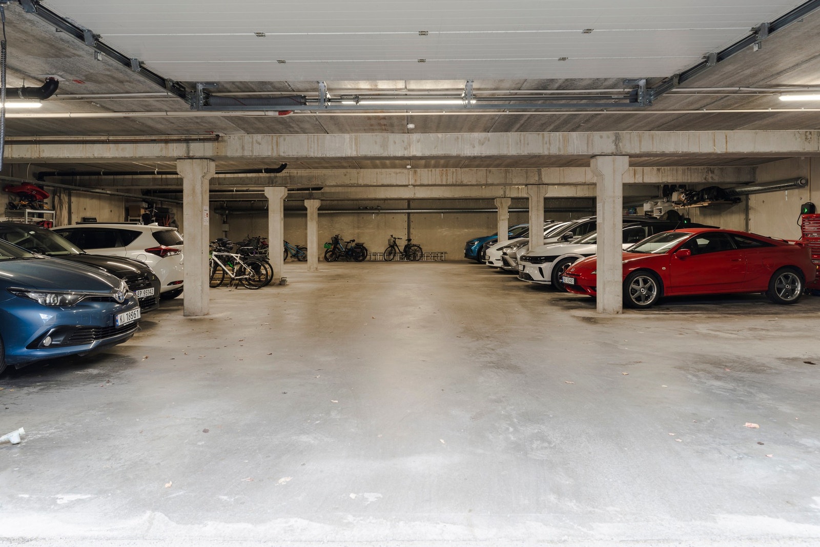 Garasjeplass i felles anlegg gjør parkeringen både enkel og værbeskyttet. Galleribilde