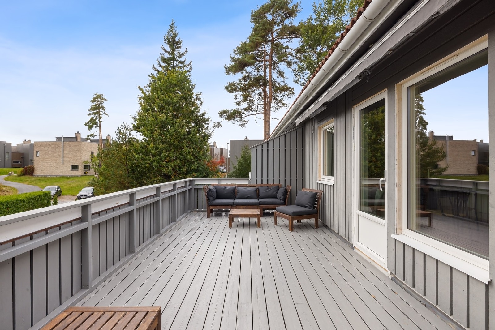 Her ute er det god plass til både sofagruppe, spisebord og grill. Galleribilde