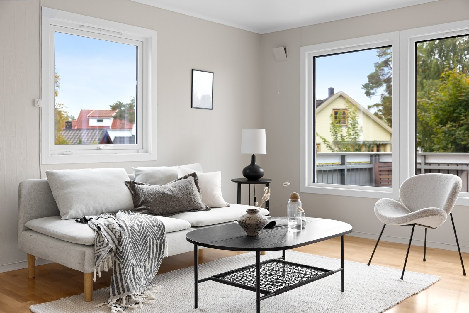 Leiligheten består av følgende rom; entré, gang, bod, stue, kjøkken, bad og to soverom. Galleribilde