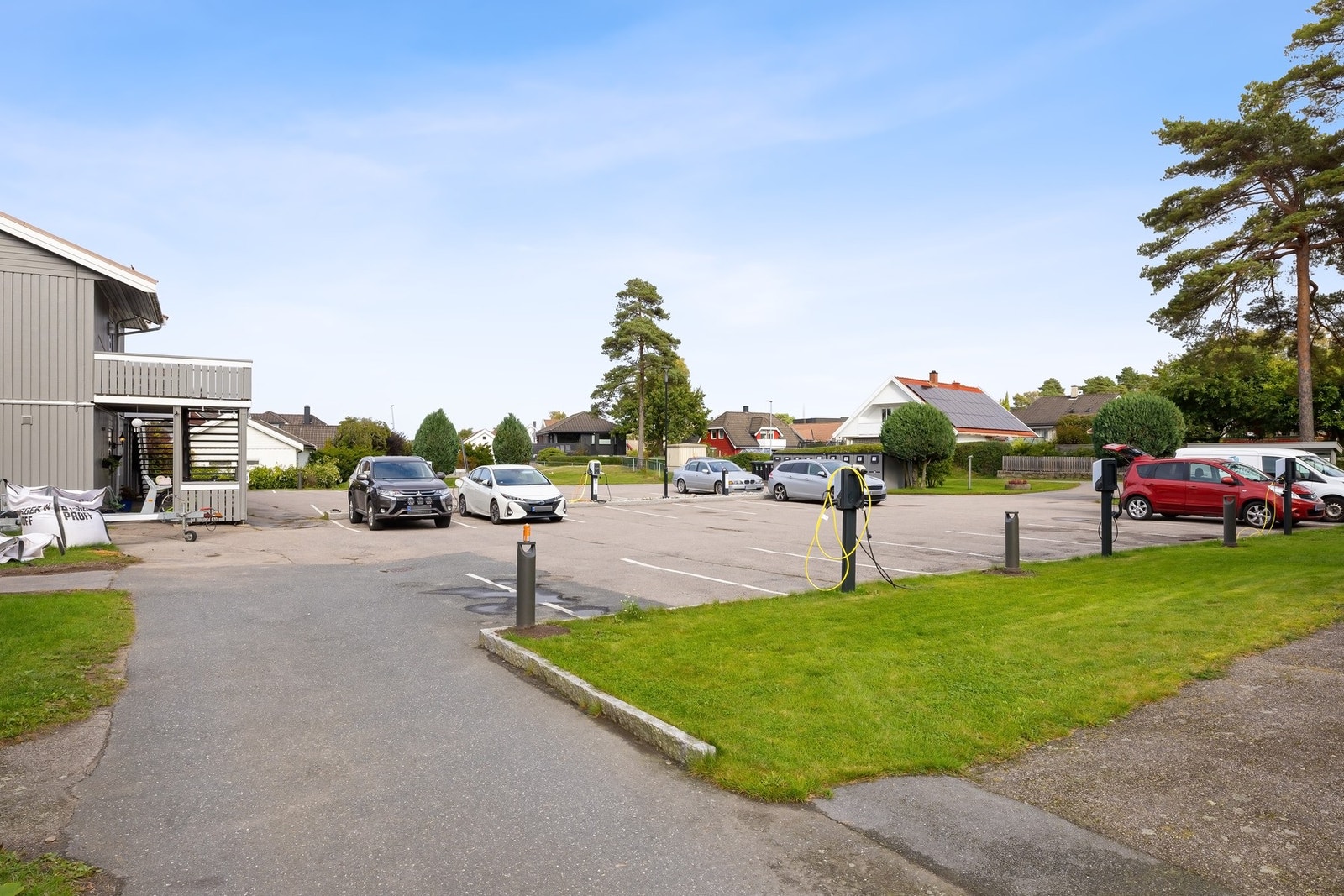 Parkering med tilgang til elbillader. Galleribilde