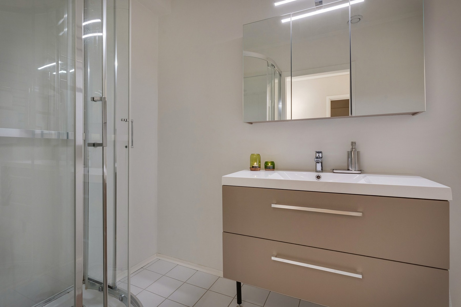 Bad med dusjkabinett og moderne innredning Galleribilde