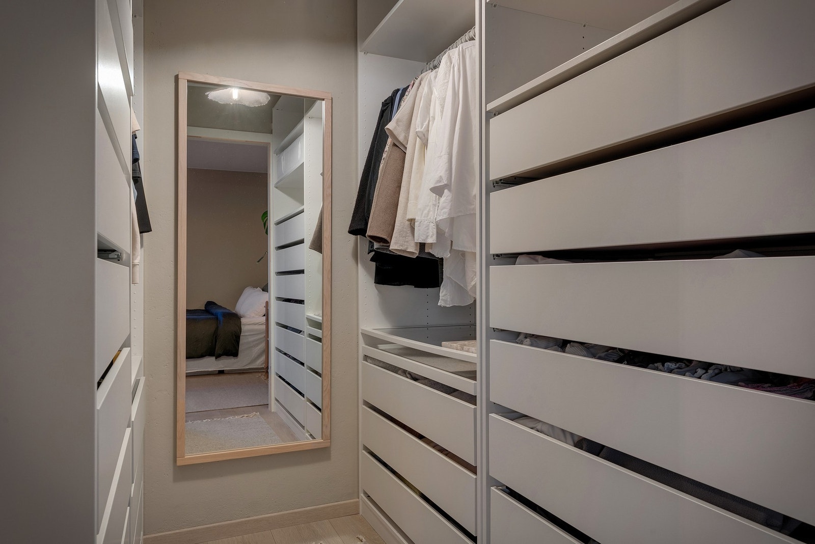 Meget praktisk walk in garderobe Galleribilde