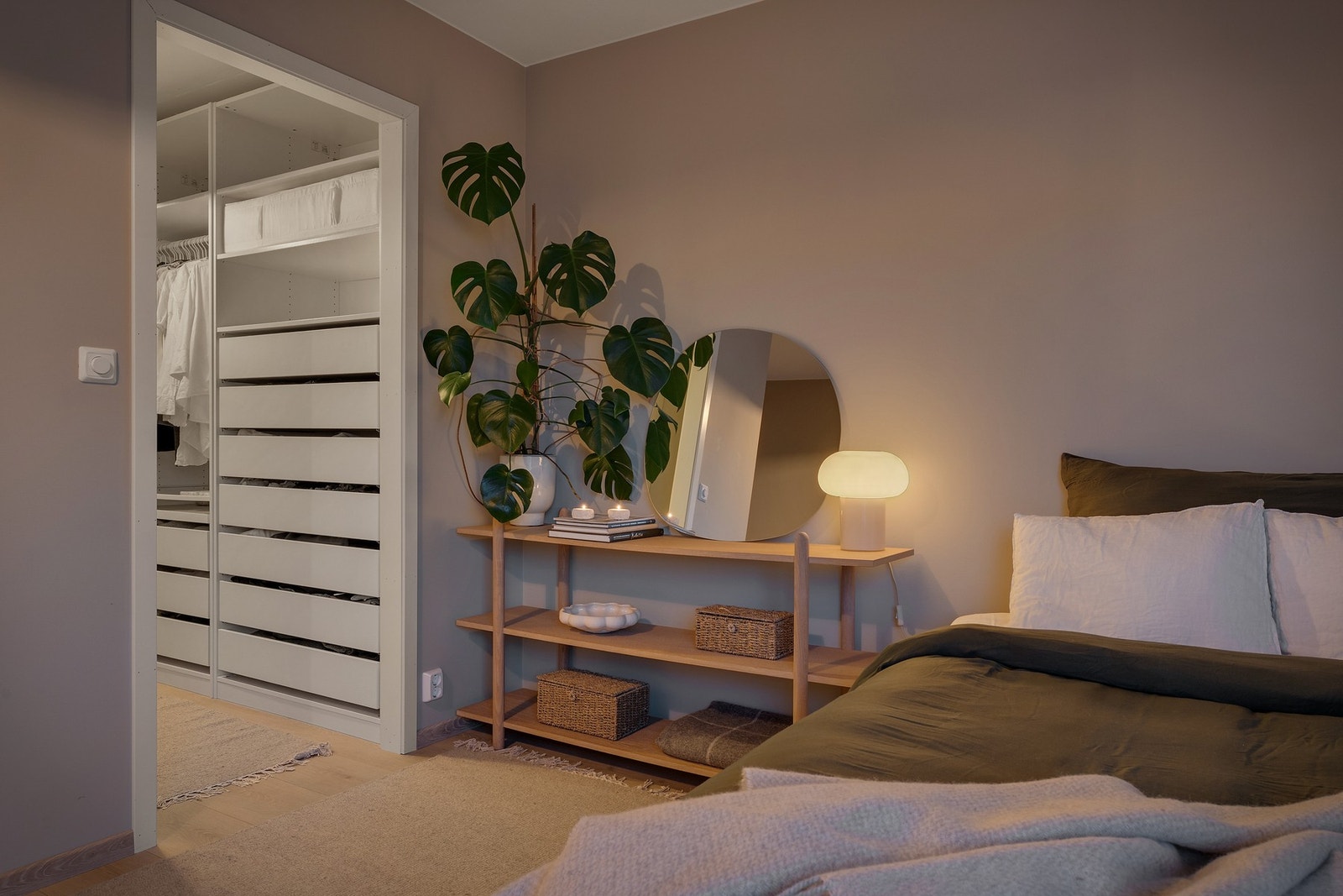Stor walk in garderobe ved hovedsoverom. Opprinnelig bod som er åpnet opp Galleribilde