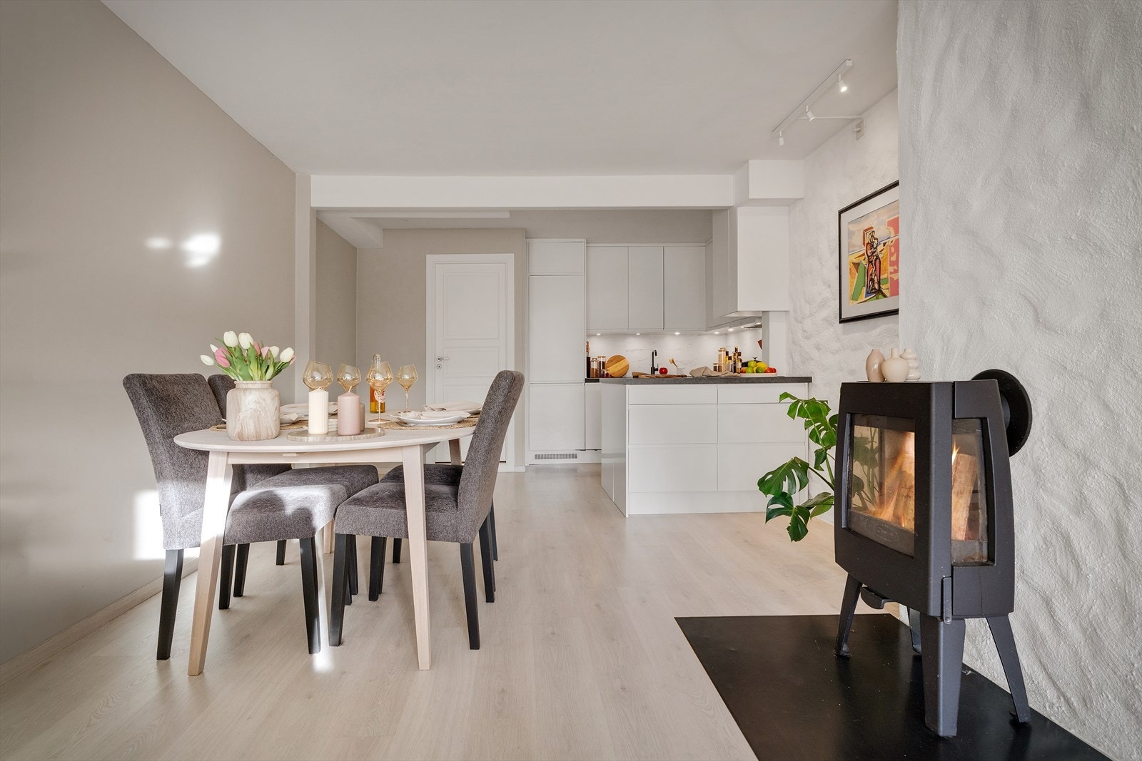 - Den åpne stue-/kjøkkenløsningen har plass til både sofa- og spisegruppe - Galleribilde