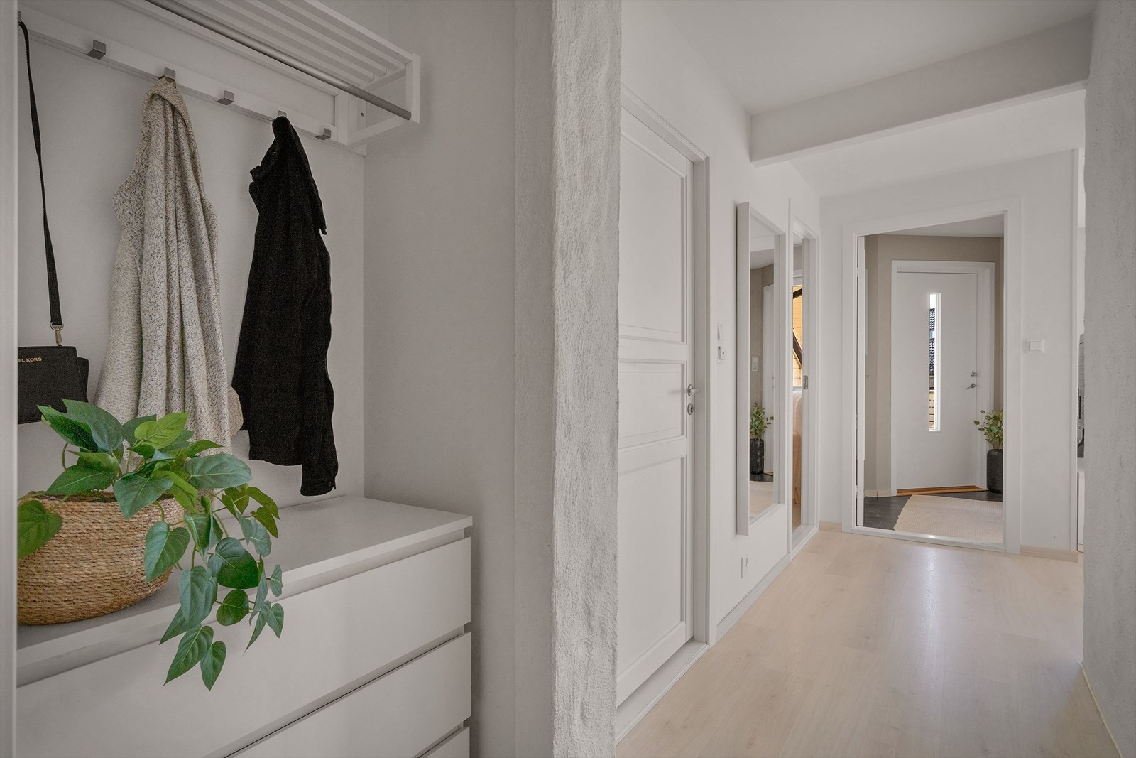 - Velkommen inn i en romslig entré med plass til å henge fra seg sko og yttertøy, her ble ytterdøren skiftet i 2026 - Galleribilde