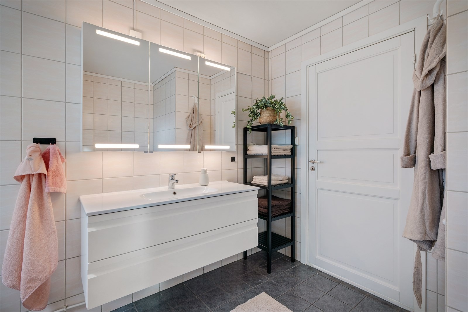 - Leilighetens baderom måler 6,4 m² - Galleribilde