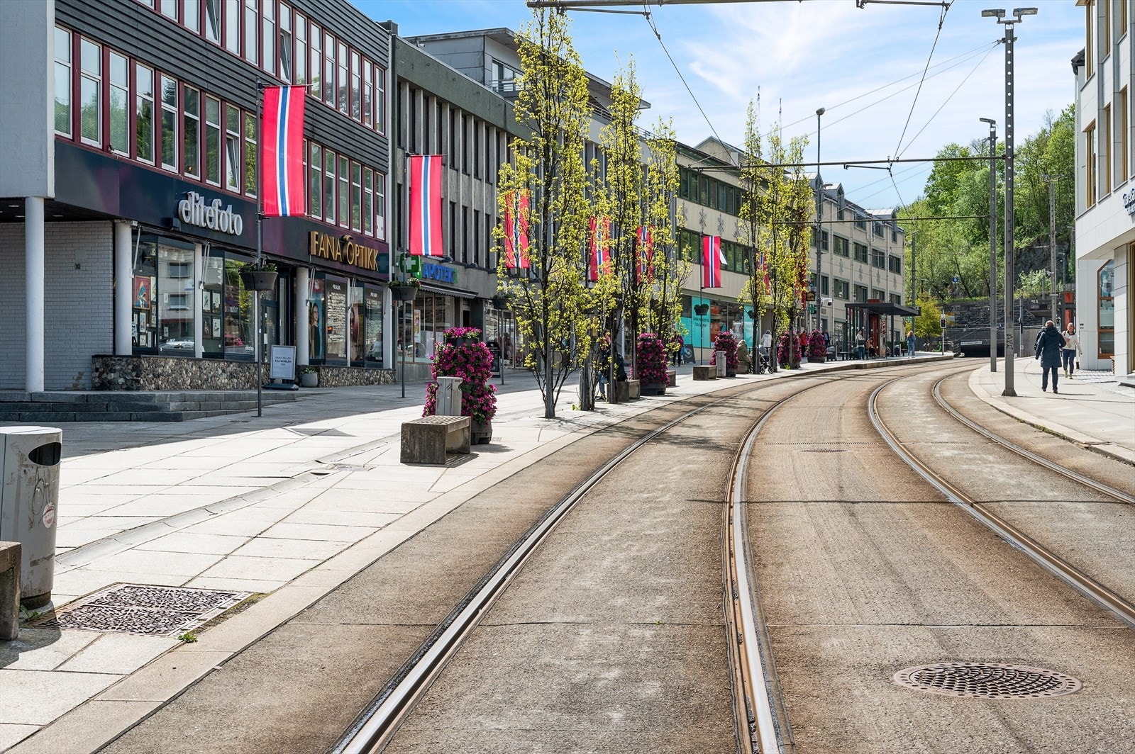 - En kort gange fra boligen finner man Nesttun sentrum, med både kjøpesenter, blomsterforretning, apotek, bibliotek, samt bybane og buss - Galleribilde