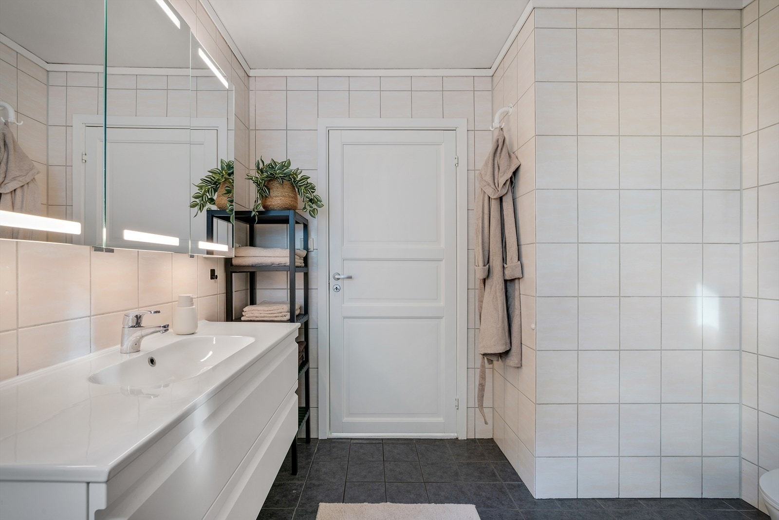 - På badet er det i tillegg varmekabler i gulv - Galleribilde