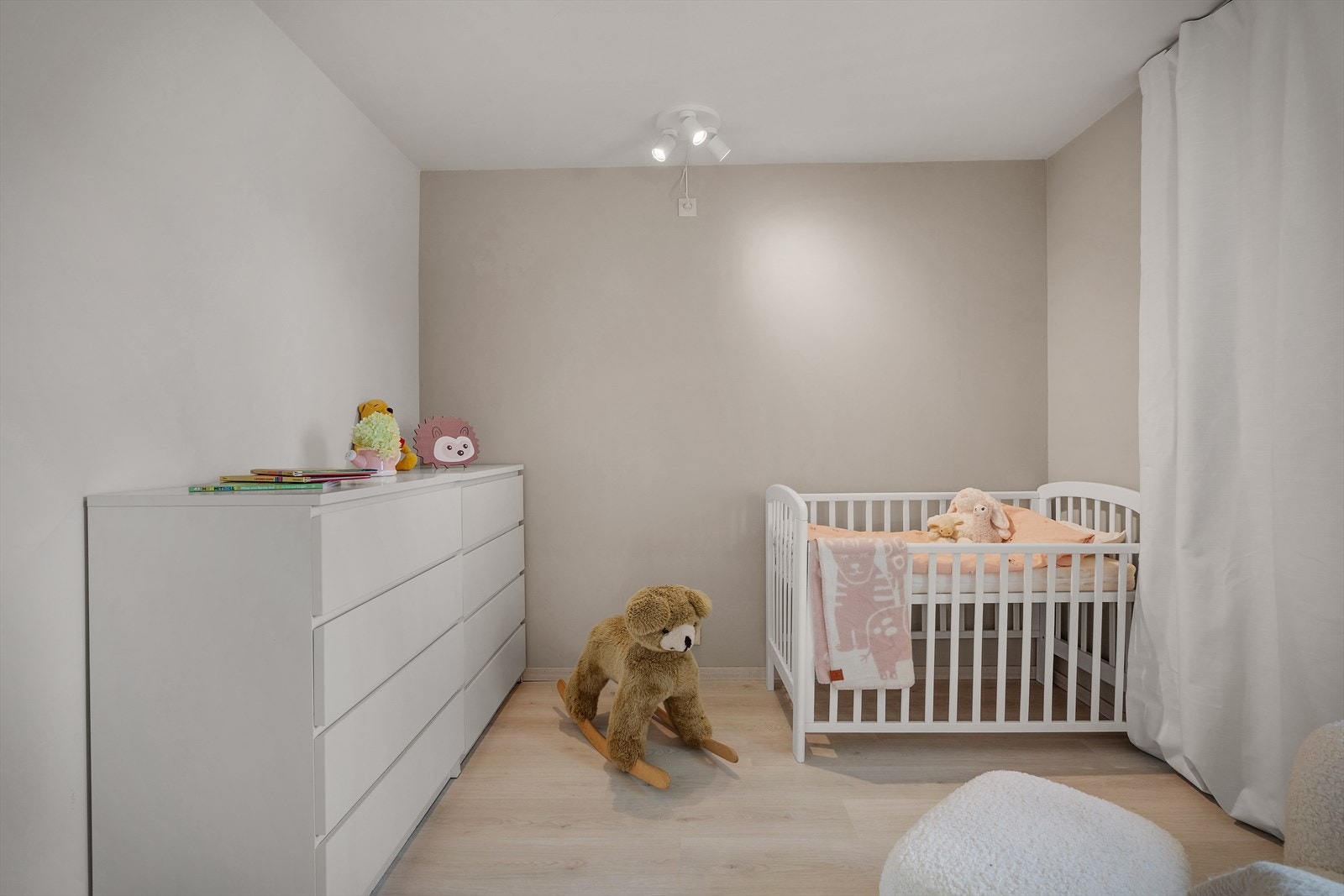 - Soverom to måler 8 m² og passer utmerket som barne- eller gjesterom - Galleribilde