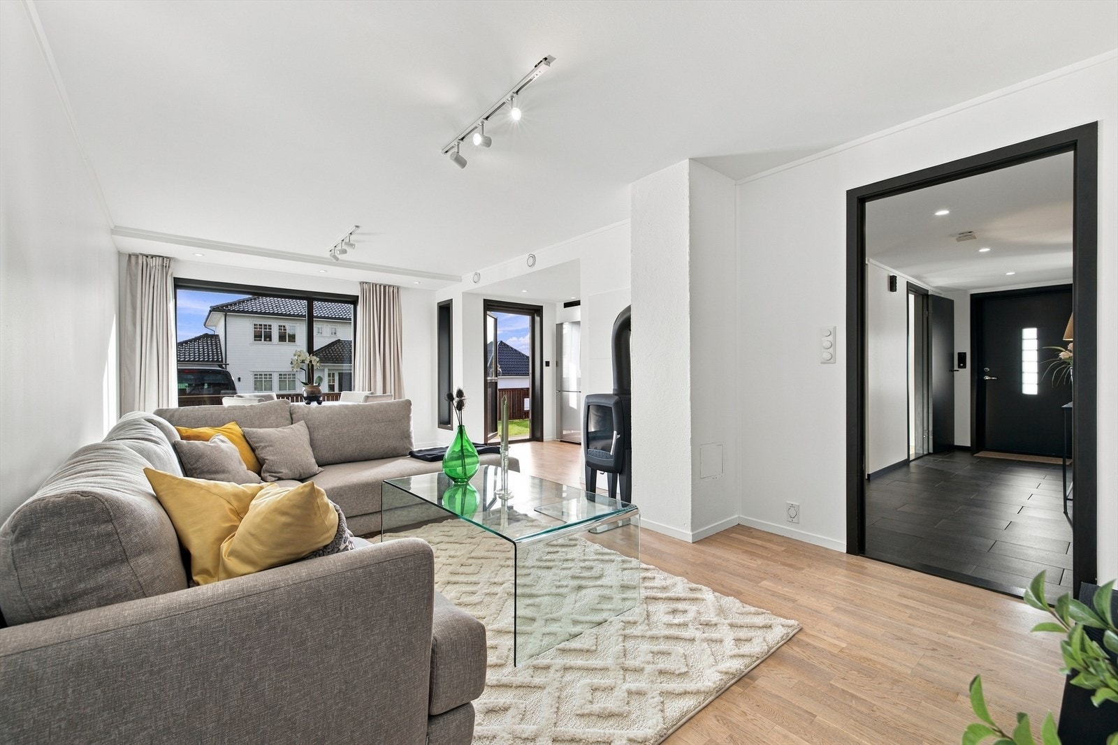Velkommen inn i lys og romslig stue! Stuen er innbydende og byr på god plass til å innrede med både sofa- og spisegruppe. Galleribilde