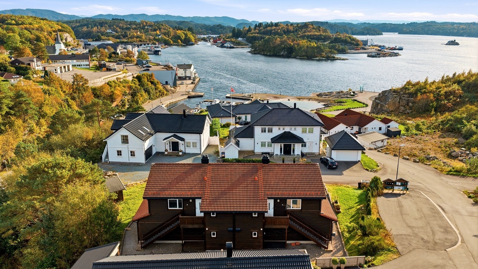 Fra eiendommen er det ca. 7min til Hufthamar Ferjekai hvor fergen tar deg til Krokeide ferjekai på 35 minutter. Galleribilde