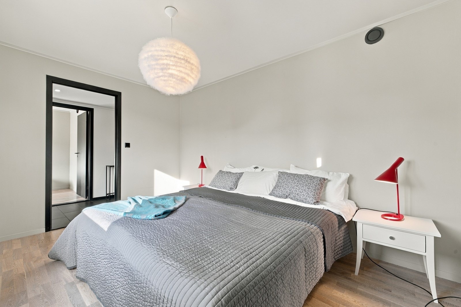 Hovedsoverommet er av god størrelse og måler hele 11,4kvm. her er god plass til både dobbeltseng og garderobe. Galleribilde