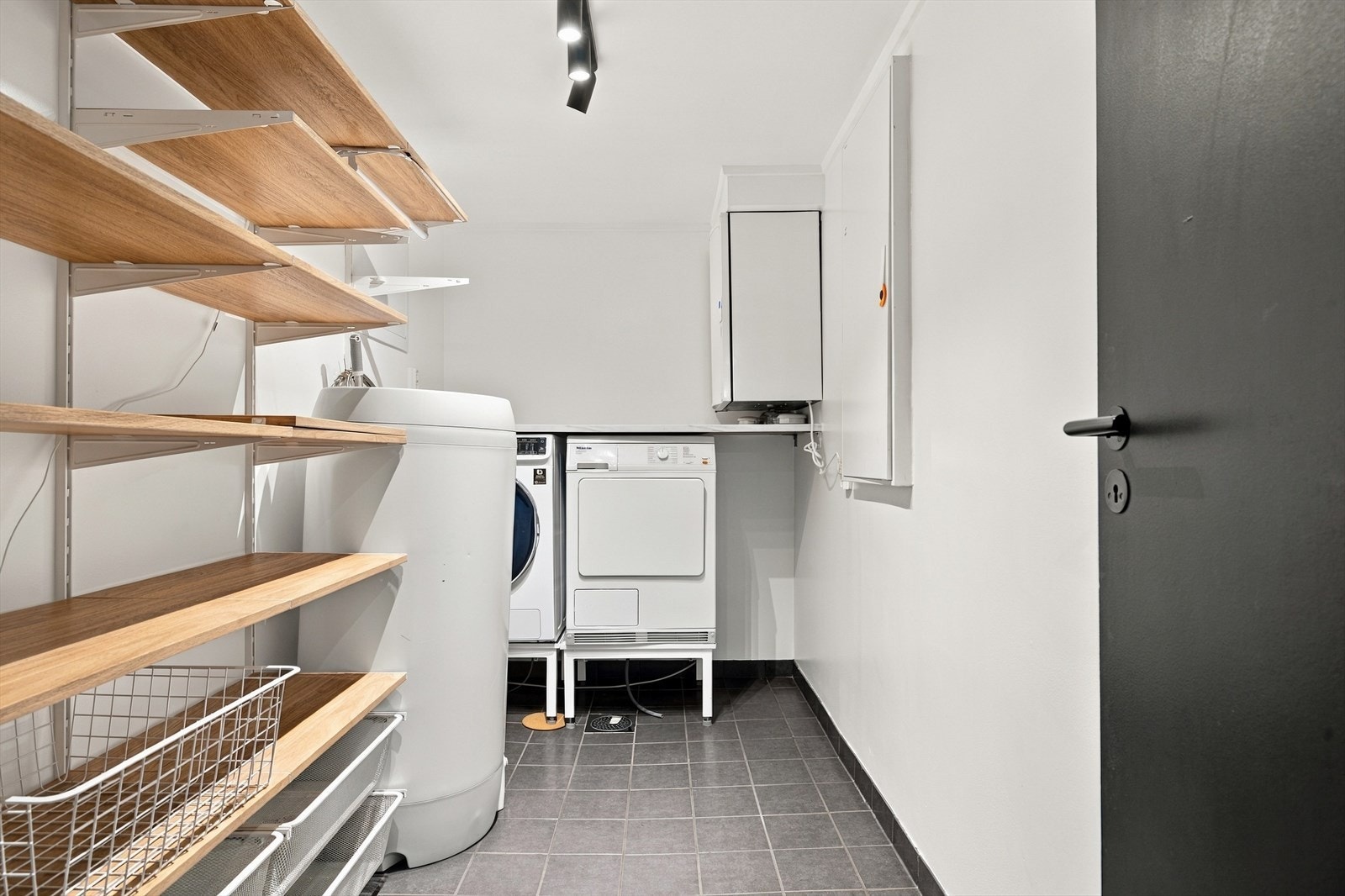 Fra badet er tilkomst til praktisk teknisk rom/vaskerom. Galleribilde