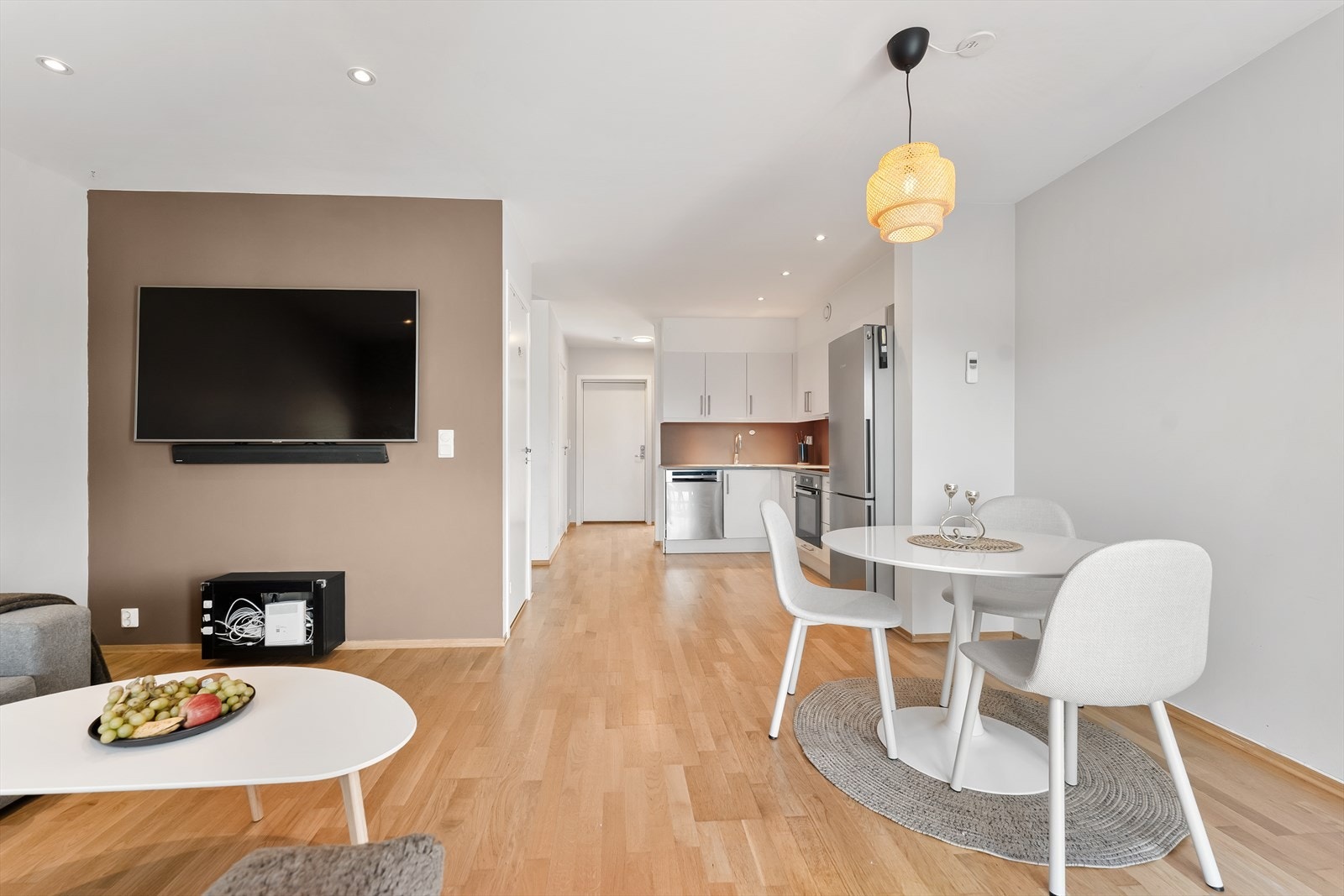 Det er også downlightsbelysning i taket og peisovn i den ene sonen. Naturlige soner til sofagruppe og spisebord. Galleribilde