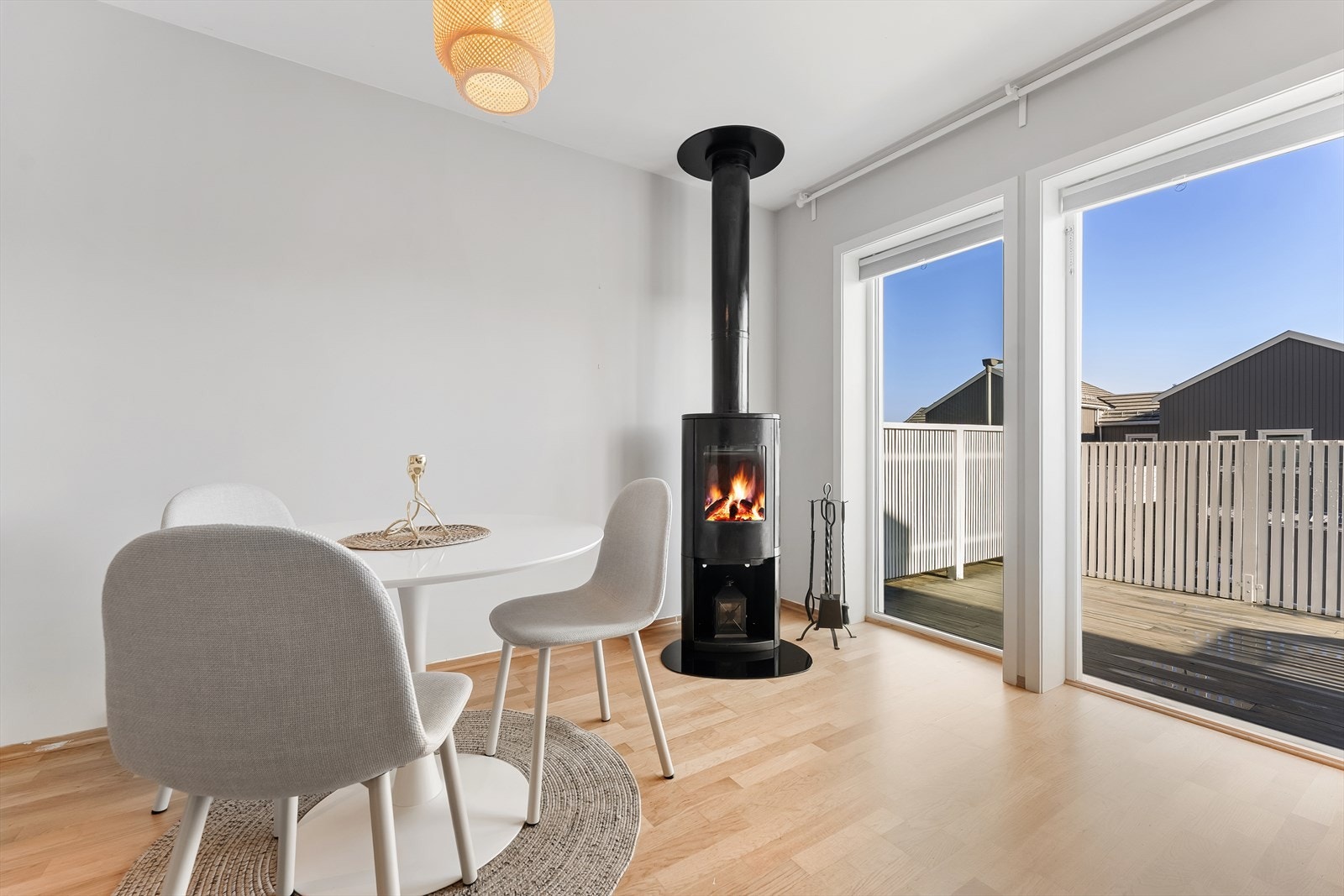 Fra stue/kjøkken er det utgang til terrassen. Terrassedører med 3-lags energiglass. Galleribilde