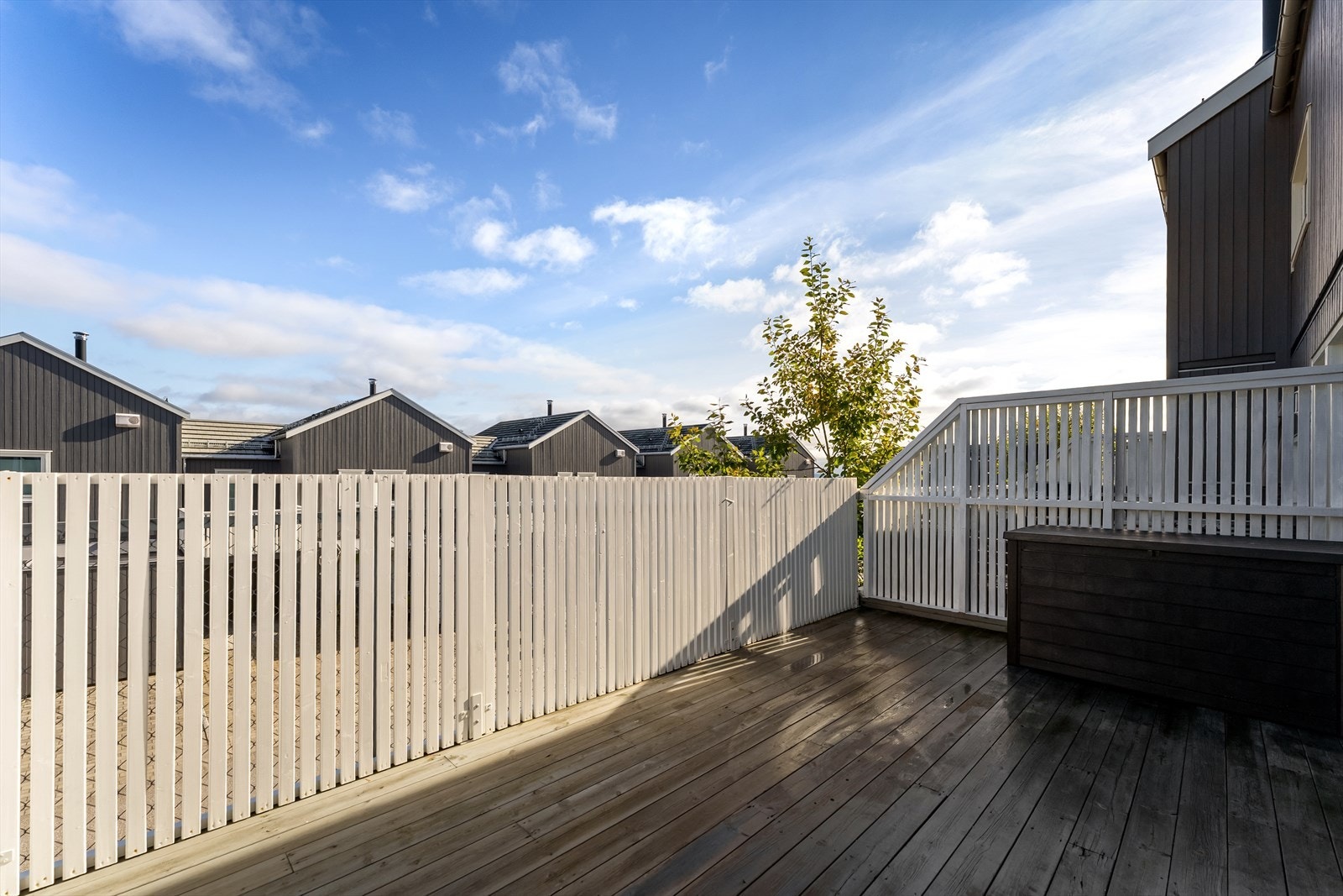 Vestvendt terrasse på ca. 16 kvm med strålende solforhold. Galleribilde