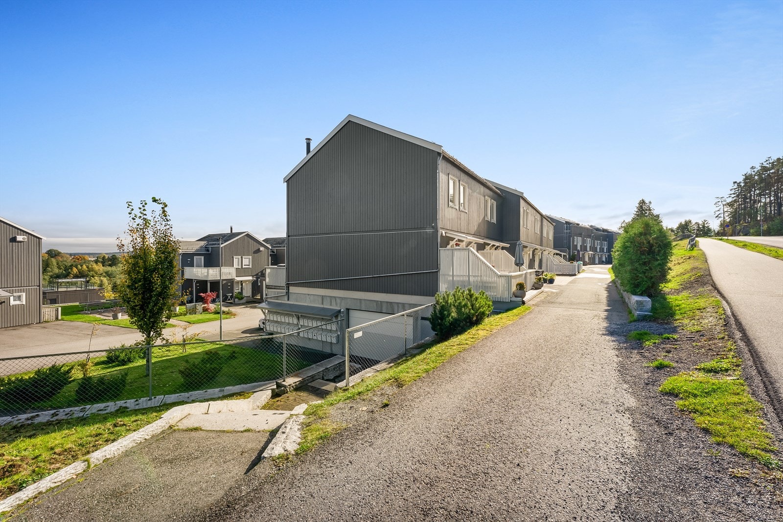Det er garasjeplass under bebyggelsen med elbil-lader. Galleribilde